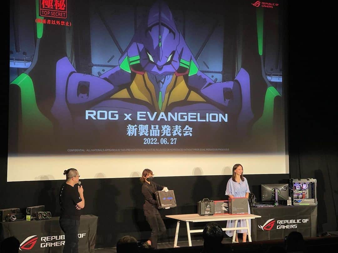 加藤夏希さんのインスタグラム写真 - (加藤夏希Instagram)「#ROG × #エヴァンゲリオン コラボエディション✌️ ゲーミングPCが発売されます！エヴァの世界観を壊さず、自宅に帰ったらまるでNERV本部です😆‼︎是非チェックしてくださーい！エヴァ好き集まれー！！ 衣装: #ECLATROIS」7月1日 8時36分 - natsukikato_official