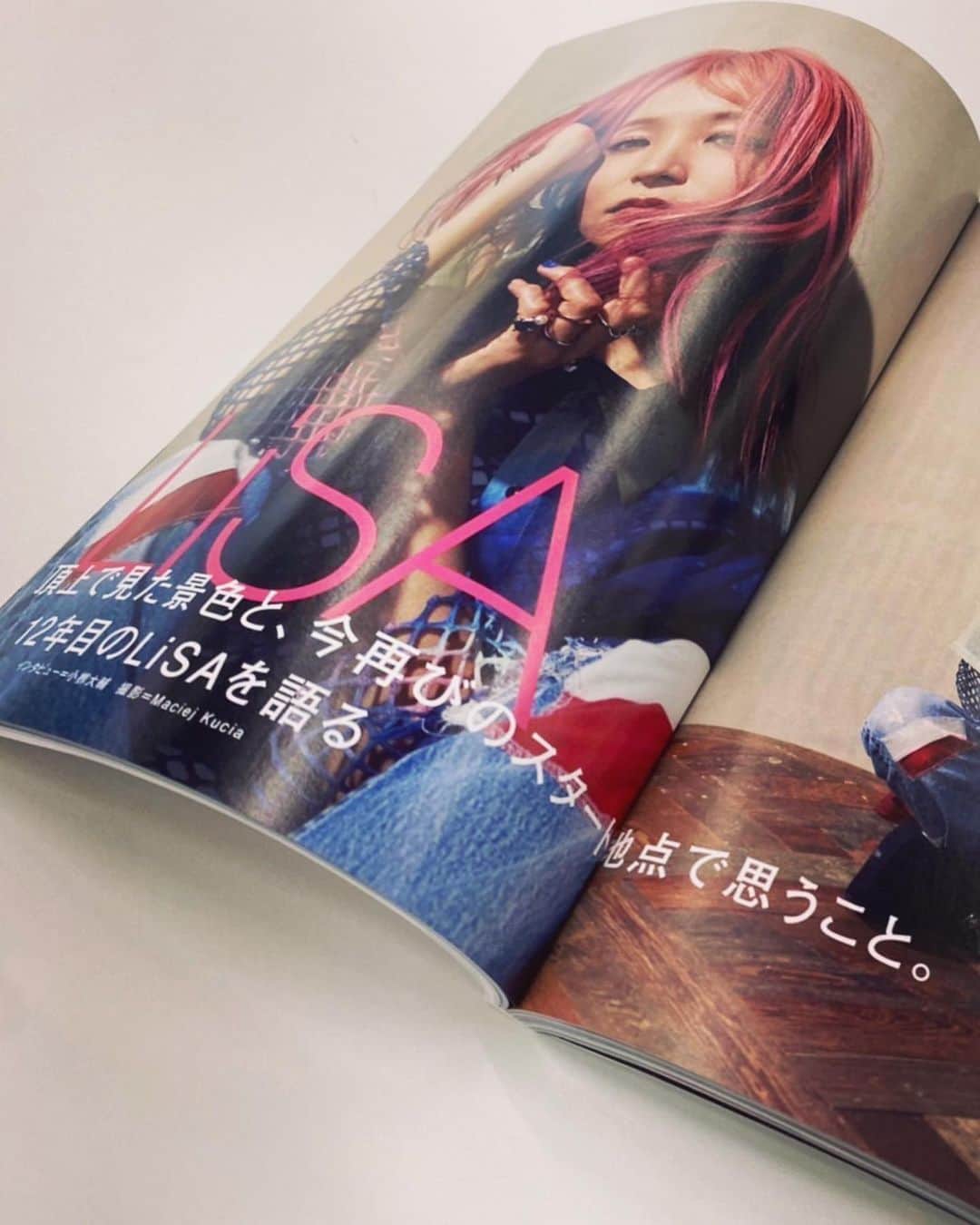 LiSAさんのインスタグラム写真 - (LiSAInstagram)「おはよー☀️ 7月だーーーー！！🌻 夏だーーーー！！ 好きだーーー！ 暑すぎて朝方何度も起きた。  【雑誌】『ROCKIN’ON JAPAN』8月号にてLiSA10周年を歩いてみて。👣 素直にお話しさせてもらってます。 受け取って📖」7月1日 11時37分 - xlisa_olivex