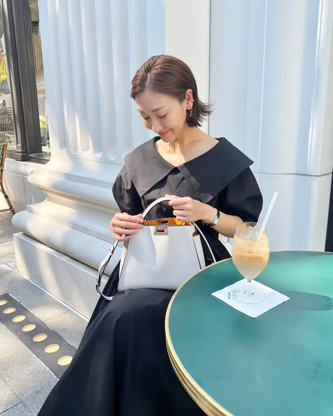 金子麻貴さんのインスタグラム写真 - (金子麻貴Instagram)「パーツを外して2wayで使える  @4c_jewelry のピアスは50周年を記念したアニバーサリーコレクション。  1989年当時のデザインをモダンにアレンジしたアーカイブコレクションで7/1に発売のもの。  本体のフープもさりげない存在感で可愛いけど２つのパーツが交わるとエターナルラインが完成してゆらゆら揺れる感じがこれもまた可愛い✨  カジュアルに見えやすいイヤーカフもお揃いのデザインでダイヤも入ってるから上品見えなイヤーカフ。  ブラックのお洋服の日はいつもゴールド合わせが多いけど４℃のアクアゴールドは肌馴染みも良いところがお気に入り。     #50th2ndcollection#jewelry#ヨンドシーアーカイブコレクション#ヨンドシー#イヤーカフ#ピアス」7月1日 11時45分 - mtmmaki