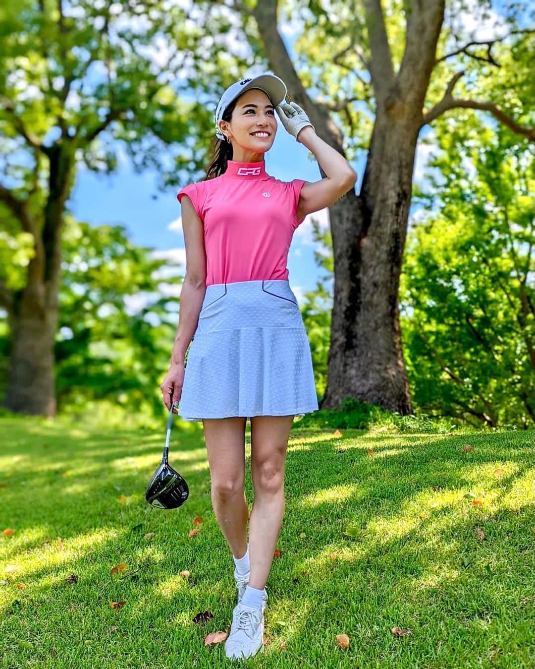 石井里奈さんのインスタグラム写真 - (石井里奈Instagram)「こんにちは🫶 今日はゴルフコーデ⛳️🏌️‍♀️ . ゴルフは派手なカラーを着てなんぼ！可愛いピンクのトップスにフレアスカートで女の子らしいゴルフコーデ🫶✨ どちらも伸縮性あって動きやすくて快適ゴルフが楽しめました🏌️‍♀️ . tops... @cpggolf_official  skirt... @poloralphlauren  shoes... @callawaygolf_japan  . はじめて行ったロッテのゴルフ場⛳️コアラのマーチのコアラくんがいたりして可愛かった☺️ . このコーデ、今月号の @classy_mag_insta にも載ってます✌️📖読んでね💕 . #りなまるゴルフ #ゴルフ女子 #golfstagram #ゴルフコーデ #ゴルフウェア #キャロウェイ #キャロウェイアパレル #callaway #callawaygolf #callawayapparel #ゴルフスイング #ゴルフ好き #ドライバーショット #ドライバー #ドライバースイング #スイング動画 #ゴルフスイング動画 #ゴルフ動画 #golfwear #golffashion #golfswing #cpggolf #cpgapparel #ゴルフクラブ #ロッテ皆吉台カントリー倶楽部」7月1日 12時21分 - ri7tin1025