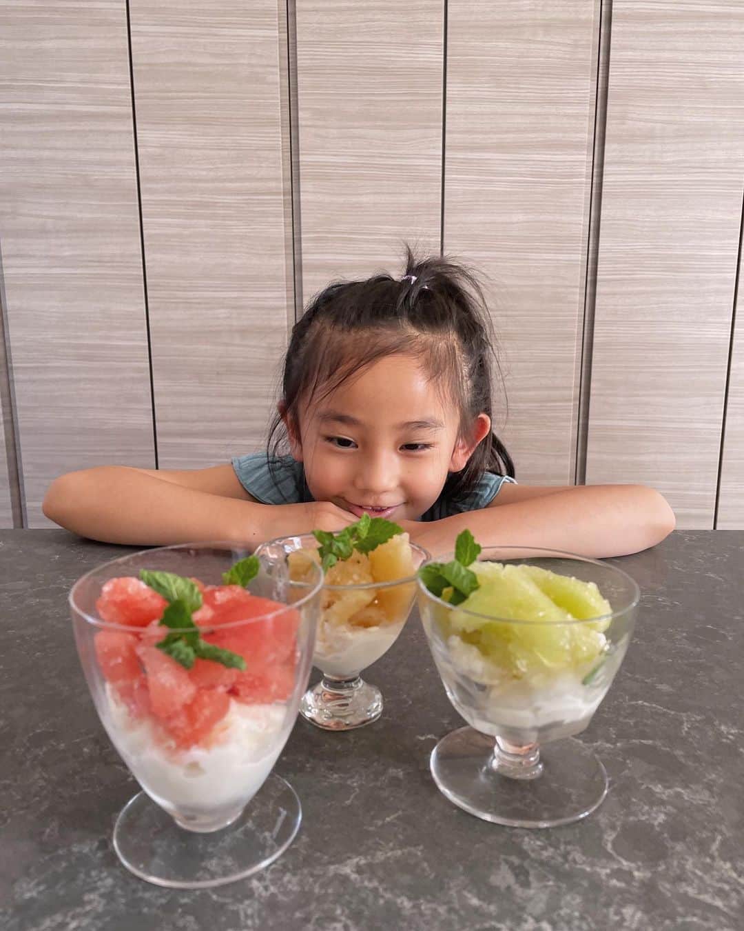 原田沙奈子さんのインスタグラム写真 - (原田沙奈子Instagram)「・  🍈🍉🍑🥛  暑い日には涼を求めてアマネとシャーベット作り。←食材はすべて国産🇯🇵  新鮮なフルーツの味がまるごとする香り良いシャーベットと牛乳＋ヨーグルトで作った爽やかなシャーベットの2種類。 ホント簡単だから子供と一緒に楽しく作って、食べると贅沢な気分になれるなんて、まさにママのご褒美スイーツ。 （揉むだけ簡単！混ぜて美味しい！の簡単さ！コウケンテツさんが作ったご褒美レシピ↓）  ーーー 【ミルク＆フルーツシャーベット】 ●A ・牛乳、ヨーグルト 各200g ・砂糖 大さじ3  ・すいか 250g or メロン 250g or 桃 1個 ・砂糖 大さじ2~3 ・お好みでチョコチップ 、ミント 適宜  【作り方】 1.保存袋にAを入れて手で揉みながら混ぜる。 2.すいかor メロンor 桃は種と皮を取り除く。 3.別の保存袋に2を入れて、砂糖を大さじ１程度加える。 4.手で揉んで潰しながら混ぜる。すいかにはお好みでチョコチップを混ぜる。 5.冷凍庫に1と4 を入れて、時々揉みながらシャーベット状に冷やし固める。 6.ミルクシャーベットとフルーツシャーベットを同じ器に盛り付ける。ミントを添える。 ーーー  国産の旬な食材には、たくさんの栄養に加えて必死に頑張って作ってくれた生産者さんたちの愛情も含まれていて🫶  「国内で消費する食料は、できるだけ国内で生産しよう」 というJAグループの【国消国産】の取組みに深く賛同してる。  日本の食料自給率が低迷している今、生産者さんたちにも色々な問題が出てきてしまっているけど、自分たちの食べるものはなるべく自分たちの国で作っているものを選べばこの問題も少しは改善できるのかと思うと協力せずにはいられない。  @yoishoku_ja  #国消国産おうちスイーツ #国消国産クッキング #JAグループ #ミルクフルーツシャーベット #PR」7月1日 13時22分 - sanakoharada