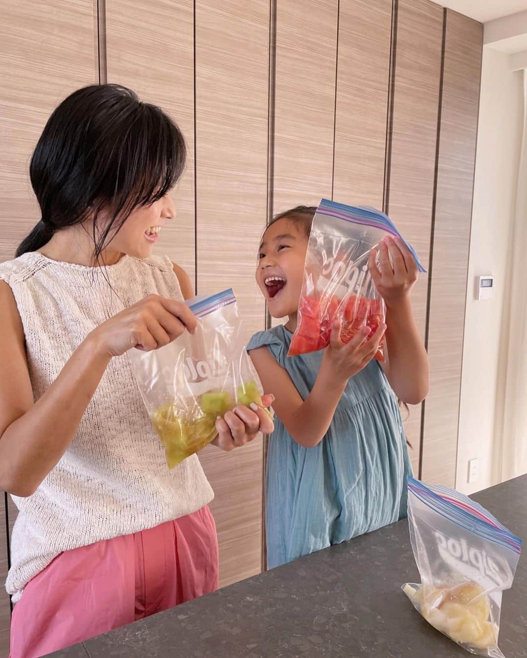 原田沙奈子さんのインスタグラム写真 - (原田沙奈子Instagram)「・  🍈🍉🍑🥛  暑い日には涼を求めてアマネとシャーベット作り。←食材はすべて国産🇯🇵  新鮮なフルーツの味がまるごとする香り良いシャーベットと牛乳＋ヨーグルトで作った爽やかなシャーベットの2種類。 ホント簡単だから子供と一緒に楽しく作って、食べると贅沢な気分になれるなんて、まさにママのご褒美スイーツ。 （揉むだけ簡単！混ぜて美味しい！の簡単さ！コウケンテツさんが作ったご褒美レシピ↓）  ーーー 【ミルク＆フルーツシャーベット】 ●A ・牛乳、ヨーグルト 各200g ・砂糖 大さじ3  ・すいか 250g or メロン 250g or 桃 1個 ・砂糖 大さじ2~3 ・お好みでチョコチップ 、ミント 適宜  【作り方】 1.保存袋にAを入れて手で揉みながら混ぜる。 2.すいかor メロンor 桃は種と皮を取り除く。 3.別の保存袋に2を入れて、砂糖を大さじ１程度加える。 4.手で揉んで潰しながら混ぜる。すいかにはお好みでチョコチップを混ぜる。 5.冷凍庫に1と4 を入れて、時々揉みながらシャーベット状に冷やし固める。 6.ミルクシャーベットとフルーツシャーベットを同じ器に盛り付ける。ミントを添える。 ーーー  国産の旬な食材には、たくさんの栄養に加えて必死に頑張って作ってくれた生産者さんたちの愛情も含まれていて🫶  「国内で消費する食料は、できるだけ国内で生産しよう」 というJAグループの【国消国産】の取組みに深く賛同してる。  日本の食料自給率が低迷している今、生産者さんたちにも色々な問題が出てきてしまっているけど、自分たちの食べるものはなるべく自分たちの国で作っているものを選べばこの問題も少しは改善できるのかと思うと協力せずにはいられない。  @yoishoku_ja  #国消国産おうちスイーツ #国消国産クッキング #JAグループ #ミルクフルーツシャーベット #PR」7月1日 13時22分 - sanakoharada