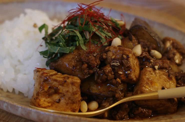 内山理名さんのインスタグラム写真 - (内山理名Instagram)「🥡 * * 五香粉・松の実・山椒・エゴマの葉など少しずつ余っていたものを入れた麻婆茄子豆腐。  麻婆にエゴマの葉は初めてでしたが、クセになる〜。  辛くて熱いものを、汗をかきながら食べるのもこれまた美味しいね！  #麻婆茄子豆腐」7月1日 13時40分 - rinauchiyama_official