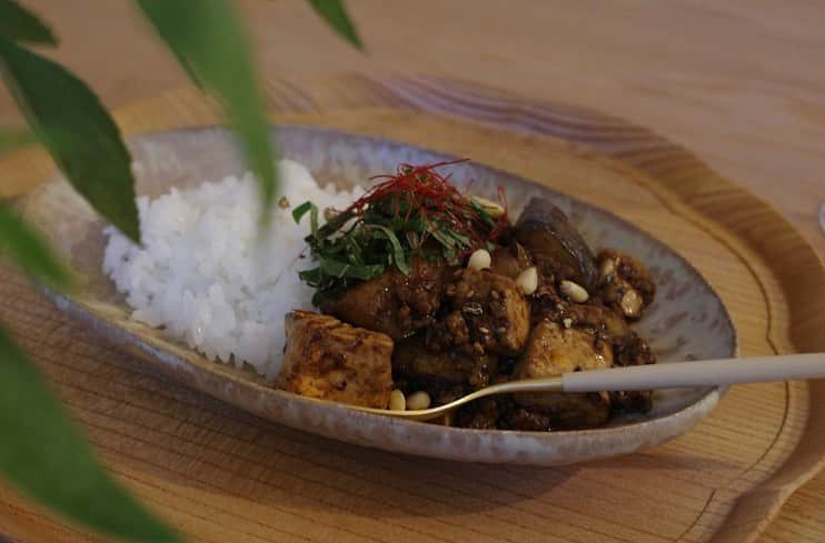 内山理名さんのインスタグラム写真 - (内山理名Instagram)「🥡 * * 五香粉・松の実・山椒・エゴマの葉など少しずつ余っていたものを入れた麻婆茄子豆腐。  麻婆にエゴマの葉は初めてでしたが、クセになる〜。  辛くて熱いものを、汗をかきながら食べるのもこれまた美味しいね！  #麻婆茄子豆腐」7月1日 13時40分 - rinauchiyama_official