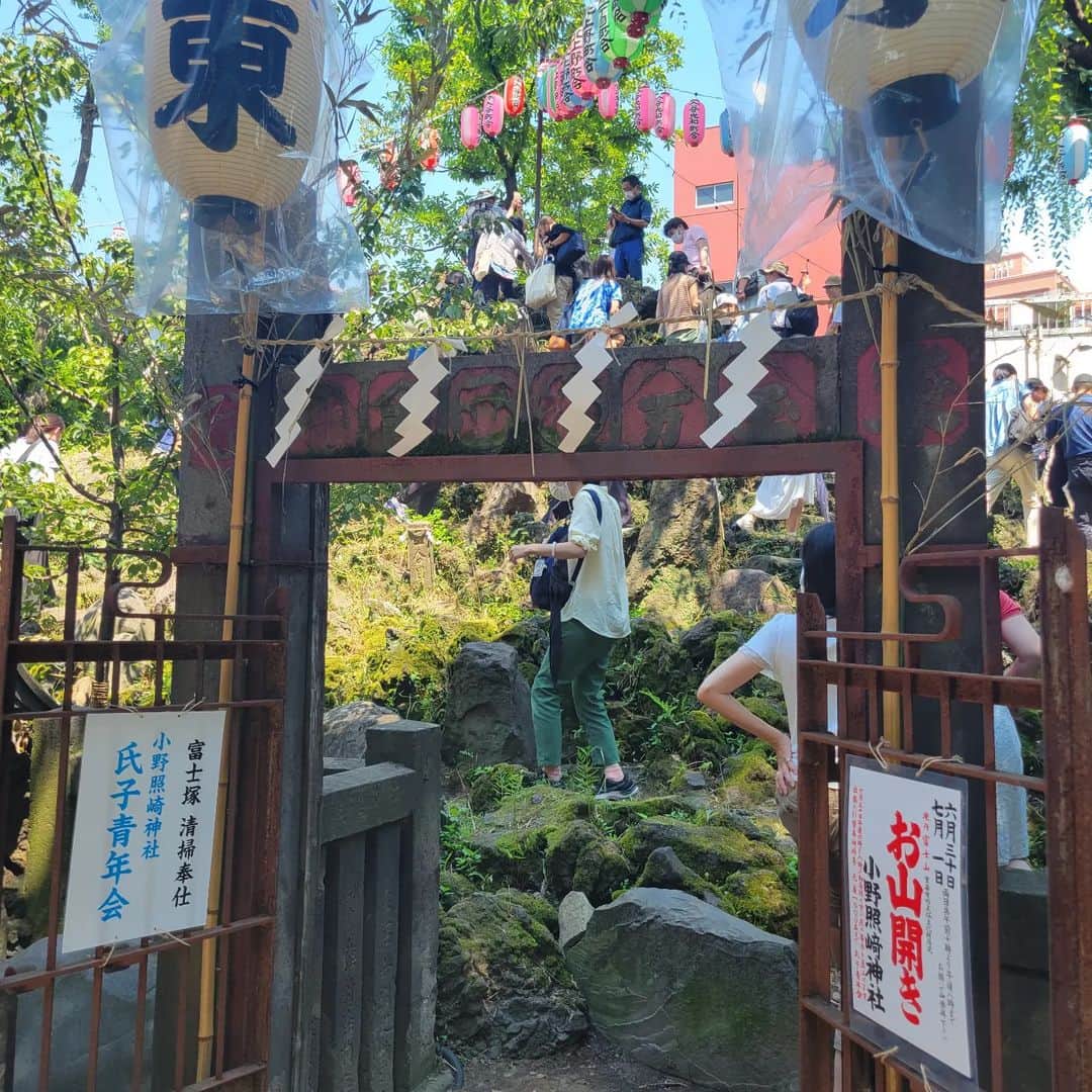 角川慶子さんのインスタグラム写真 - (角川慶子Instagram)「エスパー小林さんと巡るパワースポットツアーへ行ってきました♪ 今回は小野照崎神社の富士塚お山開きです。 富士塚の中でも１人１人合う所が違うので、教えて頂きました。その後は鬼子母神→大黒天へ。 めちゃめちゃ運気上がりそう、帰り道に自由が丘オーパーツで石を新調しよう。 炎天下のなか、お疲れ様でした！  #エスパー小林#小林世征 #角川慶子」7月1日 15時15分 - keikokadokawa