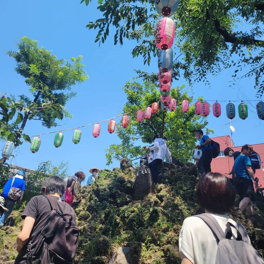 角川慶子さんのインスタグラム写真 - (角川慶子Instagram)「エスパー小林さんと巡るパワースポットツアーへ行ってきました♪ 今回は小野照崎神社の富士塚お山開きです。 富士塚の中でも１人１人合う所が違うので、教えて頂きました。その後は鬼子母神→大黒天へ。 めちゃめちゃ運気上がりそう、帰り道に自由が丘オーパーツで石を新調しよう。 炎天下のなか、お疲れ様でした！  #エスパー小林#小林世征 #角川慶子」7月1日 15時15分 - keikokadokawa