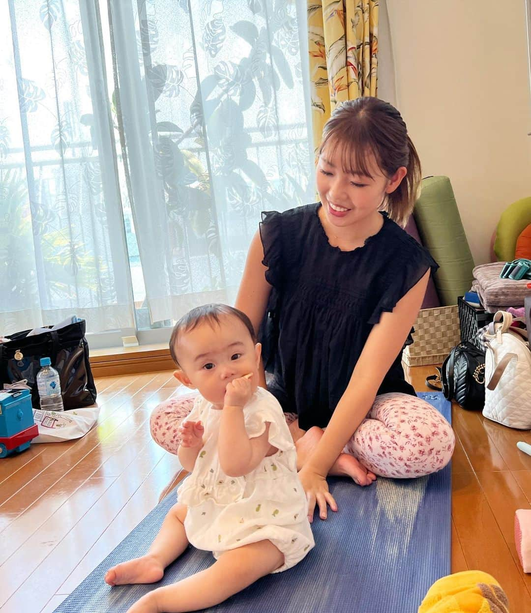 庄司ゆうこさんのインスタグラム写真 - (庄司ゆうこInstagram)「ベビーマッサージ＆ベビーヨガレッスン👶🧘‍♂️ おりえ先生がレッスンし、私はママさんたちがゆっくりヨガ出来るように泣いた赤ちゃんの子守役☺️ そんなわけでうちのはるきくんはお留守番🤗次開催するときははるきくんも連れて行きたいな(^^) レッスン後はシロノニワでランチ❤️ ランチ中は赤ちゃんたちはみんな爆睡☺️ 作戦大成功❣️笑 また秋くらいに開催予定なので、参加したい方はdmくださぁーい🥰 #ポジティブスターヨガ#親子ヨガ#ヨガレッスン#ベビーヨガ#ベビーマッサージ#赤ちゃん#あかちゃんのいる生活 #男の子ママ#女の子ママ#令和ベイビー」7月1日 16時45分 - yuko.shoji