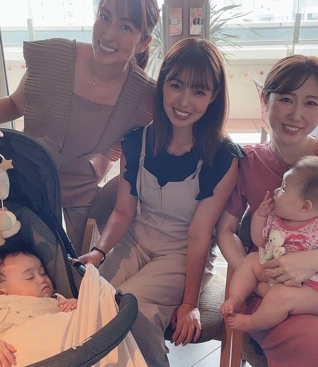 庄司ゆうこさんのインスタグラム写真 - (庄司ゆうこInstagram)「ベビーマッサージ＆ベビーヨガレッスン👶🧘‍♂️ おりえ先生がレッスンし、私はママさんたちがゆっくりヨガ出来るように泣いた赤ちゃんの子守役☺️ そんなわけでうちのはるきくんはお留守番🤗次開催するときははるきくんも連れて行きたいな(^^) レッスン後はシロノニワでランチ❤️ ランチ中は赤ちゃんたちはみんな爆睡☺️ 作戦大成功❣️笑 また秋くらいに開催予定なので、参加したい方はdmくださぁーい🥰 #ポジティブスターヨガ#親子ヨガ#ヨガレッスン#ベビーヨガ#ベビーマッサージ#赤ちゃん#あかちゃんのいる生活 #男の子ママ#女の子ママ#令和ベイビー」7月1日 16時45分 - yuko.shoji