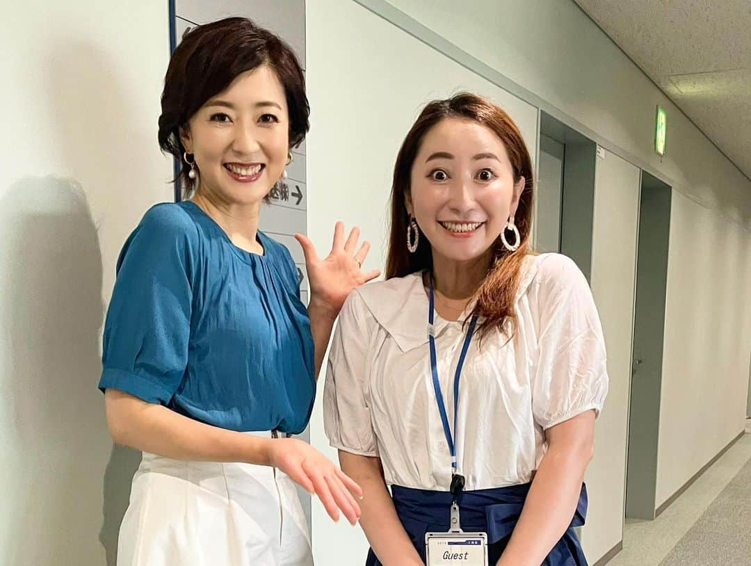 池尻和佳子さんのインスタグラム写真 - (池尻和佳子Instagram)「アナウンサーとして、また記者としても活躍していた安部敏恵さん、久しぶりの来社です‼︎  今は韓国に留学しています。話しを聞いてたらまた、早く韓国に行きたくなりました。  #韓国#留学中#がんばりやさん#安部敏恵 さん#rkb #元アナウンサー#リポーター#記者#中継#タダイマ #帰国#パック#美容液#高麗人参#ザクロゼリー #お土産#たくさん#ありがとう#話がおもしろすぎる  #アナウンサー#田中みずき#池尻和佳子#また行きたい」7月1日 16時54分 - wakako_ikejiri_rkb