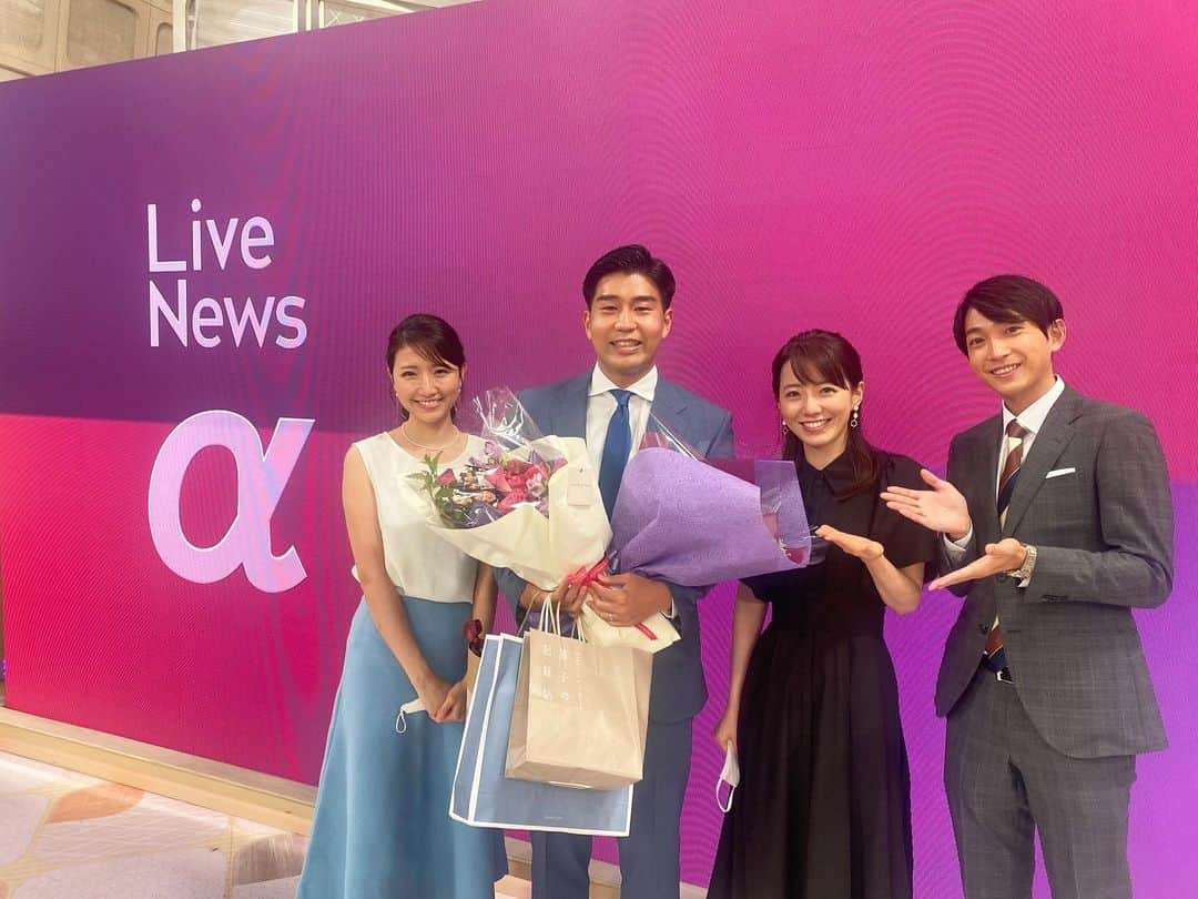 フジテレビ「THE NEWS α」さんのインスタグラム写真 - (フジテレビ「THE NEWS α」Instagram)「.  番組をご覧いただいている皆様  Live News αスポーツキャスターを 務めてまいりました内野泰輔です。 このたび番組を卒業いたしました。 長い間応援してくださった皆様に 心から感謝申し上げます。  番組終了後には αのキャスターやスタッフ、 そして同期のアナウンサーが スタジオに駆けつけてくれて 少々涙がでました。  これからはスポーツニュース番組の 制作の仕事に携わってゆきます。 Live News αスポーツコーナーを 今後も応援して下さいますよう お願い申し上げます。  みなさまありがとうございました。 2022年7月1日 内野泰輔」7月1日 17時42分 - news_alpha