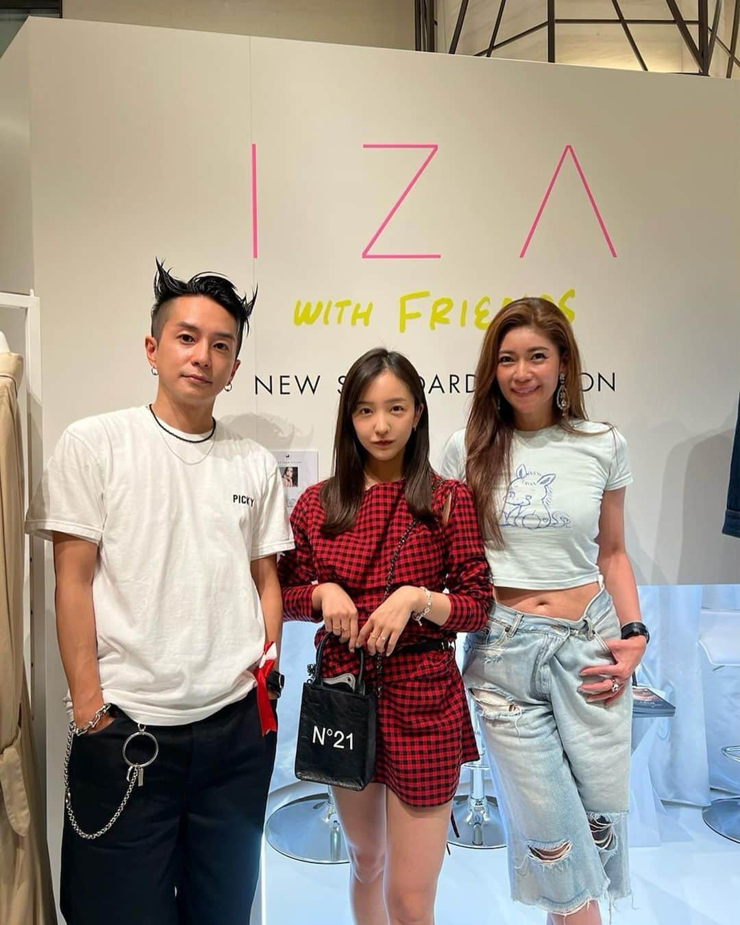 板野友美さんのインスタグラム写真 - (板野友美Instagram)「IZA with FRIENDS🦩🎟 だいすきなタキさん、ナラさん、紗栄子ちゃんと📷 タキさんの人々の幸せを応援するチカラ✊🏻と 発信力！エシカルな価値観を持ち作られた、 ジェンダーを問わず楽しめるアイテム集積の ポップアップでした💕 私もフェムテックアイテムや大好きなN°21の新作をゲットしたよ♪」7月1日 17時48分 - tomo.i_0703