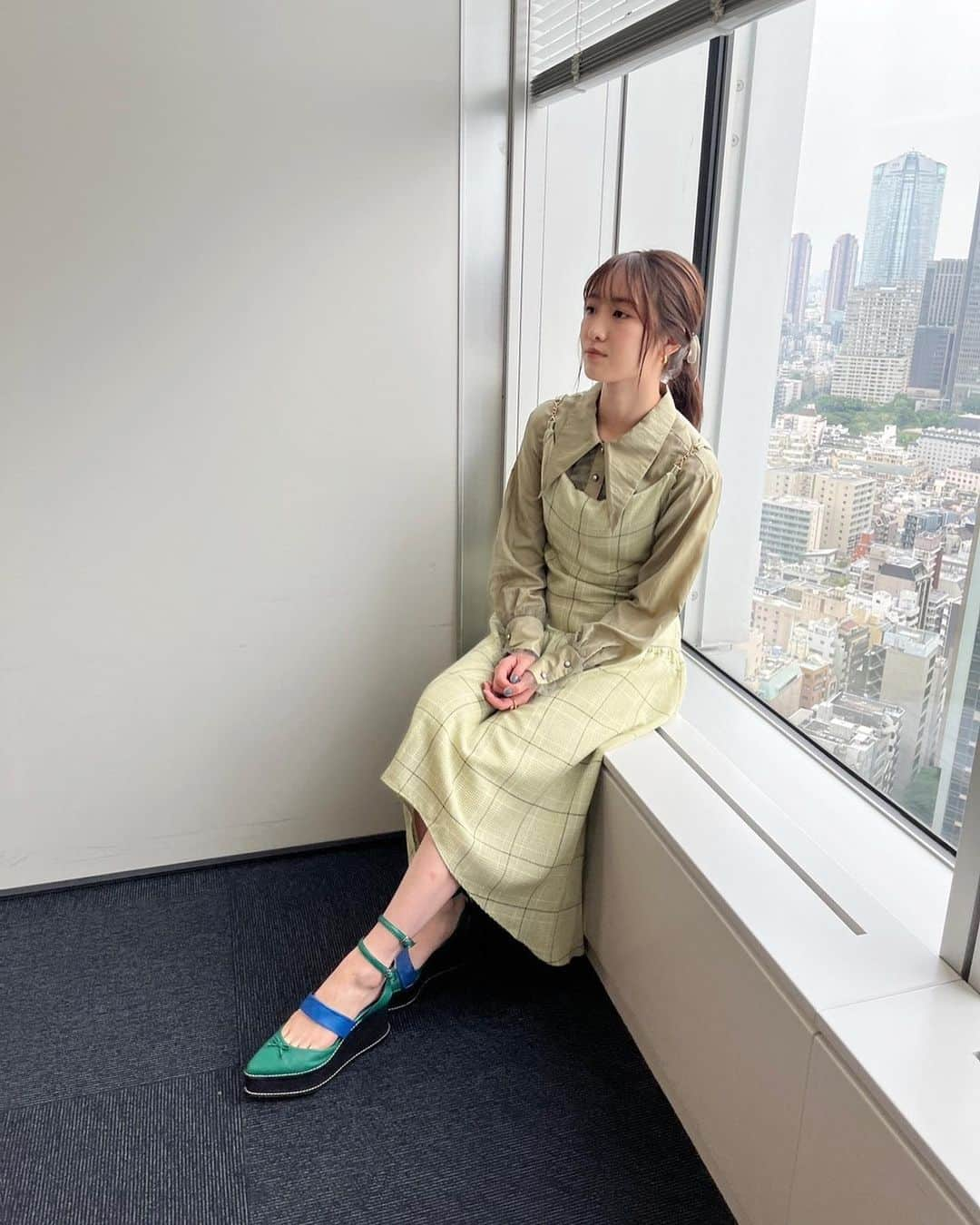 工藤遥さんのインスタグラム写真 - (工藤遥Instagram)「. 少し前の、 「ロマンス暴風域」取材日の衣装をペタリ。🟢🟤 少しずつ、記事が公開になると思いますので、ぜひ。 . . tops / @tiit_tokyo one-piece / @tiit_tokyo shoes / @fakui_official」7月1日 17時49分 - haruka_kudo.official