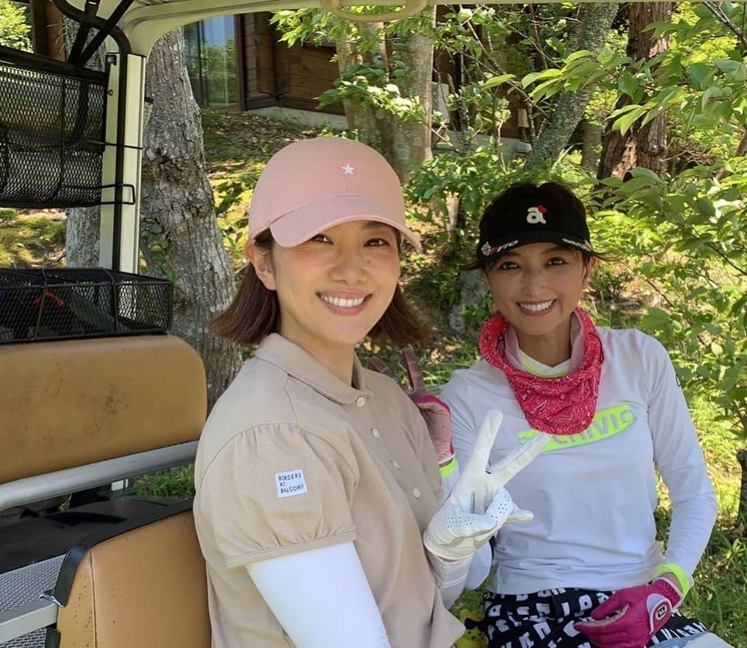 潮田玲子さんのインスタグラム写真 - (潮田玲子Instagram)「先日のゴルフ🏌️‍♀️⛳️はセントフォースメンバーで、 @mochiee28 さん @aikakanda さん プラスお世話になっているヘアメイクさんとで行ってきました🙋‍♀️🤣 もう終始笑いっぱなし😂😂 先輩達おもろすぎ笑笑🤣☝️  是非ともまた一緒に行って下さーーーい🥰🤭💕 取締役（もっちーさん）への接待って事でよろしくお願いします😂笑 詳しくはもっちーさんの投稿をご覧くださいっ🤭🤭☝️  #セントフォース #ゴルフ #女子ゴルフ好き #望月理恵さん #神田愛花さん」7月1日 18時11分 - reikoshiota_official