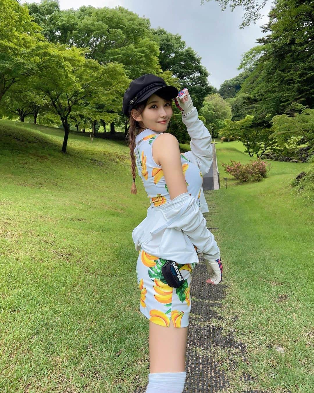 MAYUさんのインスタグラム写真 - (MAYUInstagram)「. 最近の暑さで毎日へろへろ。。☀️ 暑いのほんとに苦手だなぁ😵 . みんなも水分補給して、紫外線対策して、乗り切ろうね🤝✨ . . バナナを着たキメ顔５連チャンの私を添えて😎🍌笑 . ゴルフの時はバイザーが好きだけど、太陽強いと帽子の方がやっぱり良いよね〜👒☀️ . #ゴルフ女子#ゴルフ#ゴルフウェア#ゴルフコーデ#ゴルフファッション#ラウドマウス#golf#golfwear#golflife#golfstagram#golfaddict#golfcourse#golfclub#golfislife#golfgirl#loudmouth#japanesegirl」7月1日 18時31分 - mayu.kina_golf