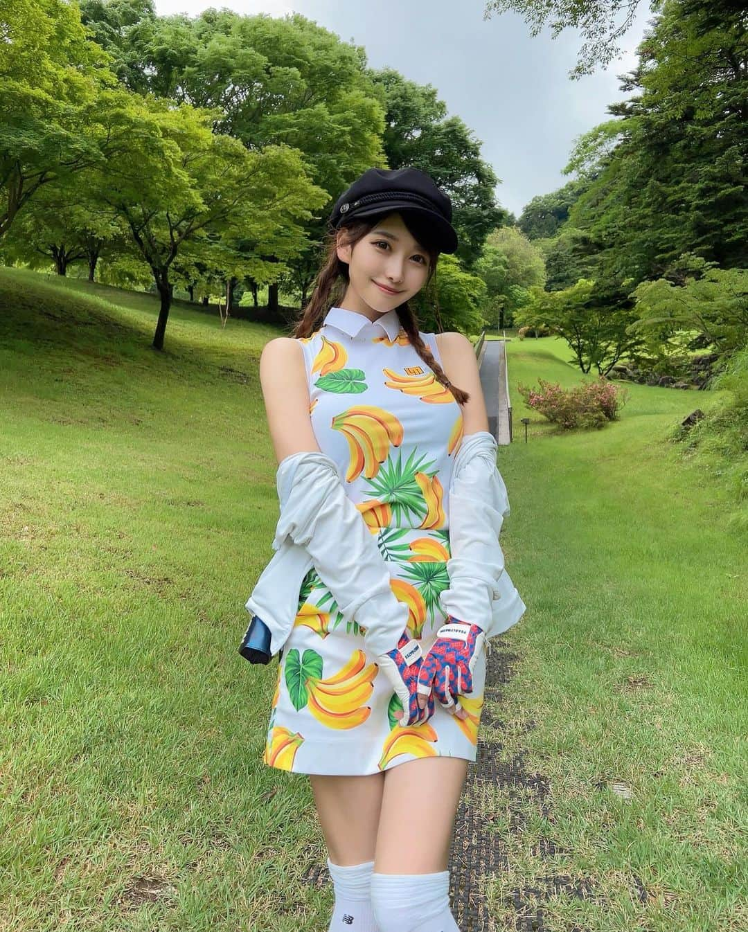 MAYUさんのインスタグラム写真 - (MAYUInstagram)「. 最近の暑さで毎日へろへろ。。☀️ 暑いのほんとに苦手だなぁ😵 . みんなも水分補給して、紫外線対策して、乗り切ろうね🤝✨ . . バナナを着たキメ顔５連チャンの私を添えて😎🍌笑 . ゴルフの時はバイザーが好きだけど、太陽強いと帽子の方がやっぱり良いよね〜👒☀️ . #ゴルフ女子#ゴルフ#ゴルフウェア#ゴルフコーデ#ゴルフファッション#ラウドマウス#golf#golfwear#golflife#golfstagram#golfaddict#golfcourse#golfclub#golfislife#golfgirl#loudmouth#japanesegirl」7月1日 18時31分 - mayu.kina_golf