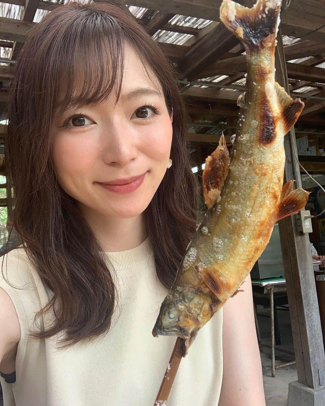 速水里彩さんのインスタグラム写真 - (速水里彩Instagram)「.  旬の味...🐟❣️  スイッチで紹介してから ずーっとずーっと鮎が食べたくて... 先日岐阜へ🚗💨  今年 初鮎〜〜！！！ 本当に美味しかった〜🥹✨✨  ちなみにこの日は 先週金曜日の特集になぞって 一日中、岐阜をぐーるぐーる🤣✨ (その特集を見逃した！という方は、ロキポで💡)  陶器のストロー🥤に お酒セット🍶も買って ホクホクで帰りました🥰  . #東海テレビスイッチ #道の駅特集 #美濃市 #鮎の塩焼き #土岐市 #織部焼き」7月1日 18時41分 - hayami.risa