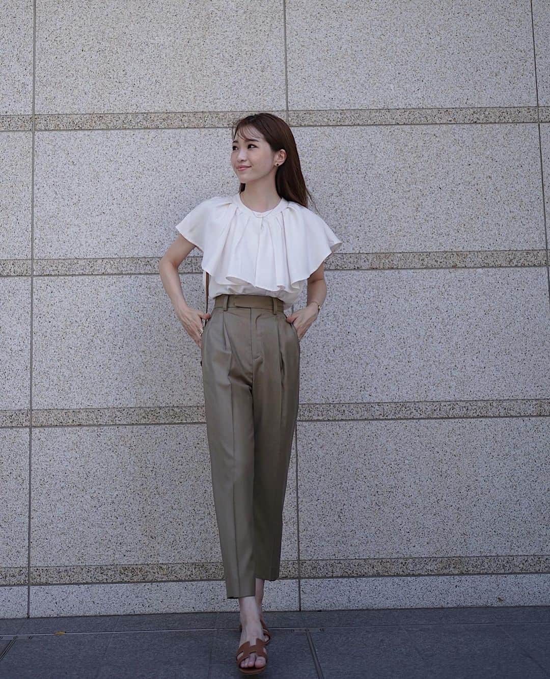 喜田彩子さんのインスタグラム写真 - (喜田彩子Instagram)「⁡ ＼二の腕カバーもできるノースリーブブラウス✨／ ⁡ 今日...危険な暑さでしたよね🥵 皆さん大丈夫だったかな？？ ⁡ 暑くてノースリーブを着たいけど 二の腕が気になってしまう方にこのトップスお勧め！！ ⁡ フリルのようなケープカラーが二の腕をカバーしつつ 可愛いケープカラーノースリブラウス👌🏻💯 　 ⁡ TOPS... @triangle_palette  BOTTOM...stunning lure(数年前の) SANDAL・BAG...hermes ⁡ ⁡ 大人っぽく着回しできるナチュラルカラーに ベージュのパンツを合わせて大人カジュアルに🤍🤎 ⁡ フレアスカートやIラインスカートでキレイ目にも◎ ⁡ ⁡ ⁡ #ZOZOで1000円クーポンが出ているよ！ #trianglepalette #fashion #outfit #ootd #coordinate #패션 #데일리룩 #코디스타그램 #악세사리 #오늘뭐입지 #156センチコーデ #ケープカラーノースリブラウス #hermes #hermesbag #hermeskelly #kelly20 #hermeskelly20 #에르메스 #에르메스가방 #에르메스켈리 #에르메스켈리20 #켈리20 #エルメス #ケリー #ケリー20 #エルメスバッグ #hermeslovers #hermesaddict #thehermesworld」7月1日 18時49分 - ayacokida