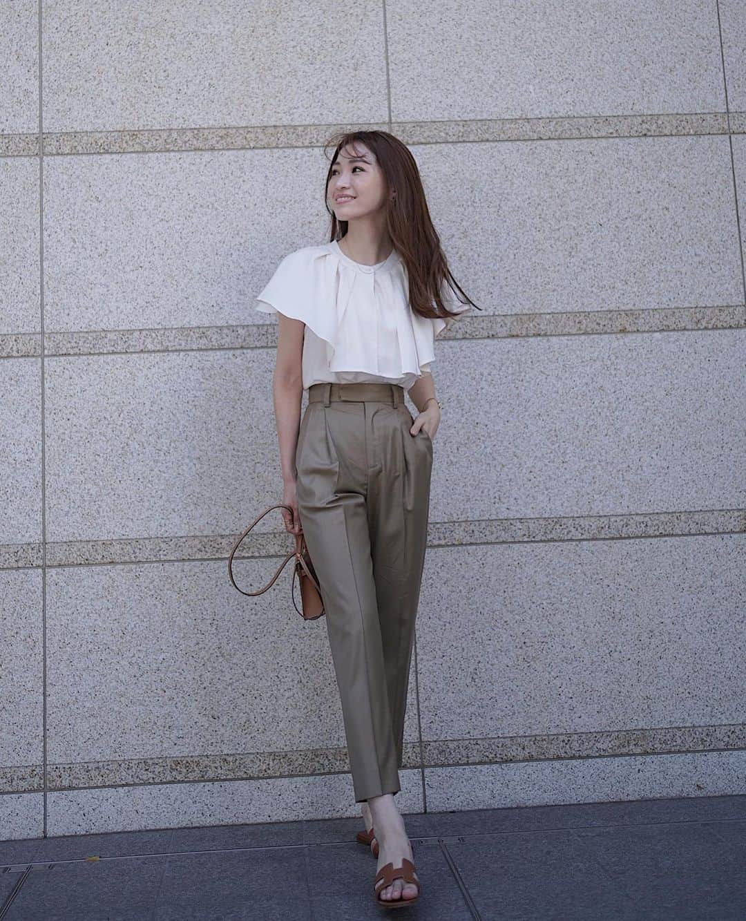 喜田彩子さんのインスタグラム写真 - (喜田彩子Instagram)「⁡ ＼二の腕カバーもできるノースリーブブラウス✨／ ⁡ 今日...危険な暑さでしたよね🥵 皆さん大丈夫だったかな？？ ⁡ 暑くてノースリーブを着たいけど 二の腕が気になってしまう方にこのトップスお勧め！！ ⁡ フリルのようなケープカラーが二の腕をカバーしつつ 可愛いケープカラーノースリブラウス👌🏻💯 　 ⁡ TOPS... @triangle_palette  BOTTOM...stunning lure(数年前の) SANDAL・BAG...hermes ⁡ ⁡ 大人っぽく着回しできるナチュラルカラーに ベージュのパンツを合わせて大人カジュアルに🤍🤎 ⁡ フレアスカートやIラインスカートでキレイ目にも◎ ⁡ ⁡ ⁡ #ZOZOで1000円クーポンが出ているよ！ #trianglepalette #fashion #outfit #ootd #coordinate #패션 #데일리룩 #코디스타그램 #악세사리 #오늘뭐입지 #156センチコーデ #ケープカラーノースリブラウス #hermes #hermesbag #hermeskelly #kelly20 #hermeskelly20 #에르메스 #에르메스가방 #에르메스켈리 #에르메스켈리20 #켈리20 #エルメス #ケリー #ケリー20 #エルメスバッグ #hermeslovers #hermesaddict #thehermesworld」7月1日 18時49分 - ayacokida
