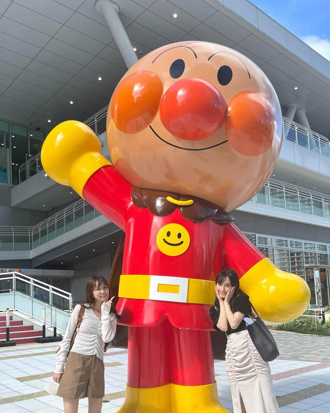 宮崎由加さんのインスタグラム写真 - (宮崎由加Instagram)「入社同期🎹🤍 ⁡ 先日10年前アップフロントに一緒に入った 同期の田﨑あさひちゃんと横浜にお出かけしてきました♥ 会ってすぐお昼ご飯にしたんだけどもう話が止まらなくて めっちゃ楽しかったー！！！！！！！！！！ ⁡ 2人でずっと一緒にいた時はお互いまだ高校生だったから分からない事しか無かった中、気がついたら大人になってて、とてもとても感慨深かったです。 ⁡ お昼ご飯のあと念願だったジャムおじさんのパン工場で パンもゲットできて嬉しかった〜🤤 これ食べてみたかったんだー！！！！！ せっかくだから入り口のおっきなアンパンマンと 写真も撮ってもらった〜✨✨ ⁡ とっても楽しい一日でした😙❤️‍🔥 また遊ぼうねあさひちゃん〜！！！ ⁡ p.s. Bitter&Sweetの曲全部好きだけど特に好きなのは 恋心 幸せになりたい。 ラブストーリーは始まらない です！もし聞いた事ないよって方はぜひ☺️✨ ⁡ #宮崎由加 #田﨑あさひ #横浜 #横浜カフェ  #きょこ #harbs #同期 #アンパンマンミュージアム」7月1日 19時03分 - yuka_miyazaki.official