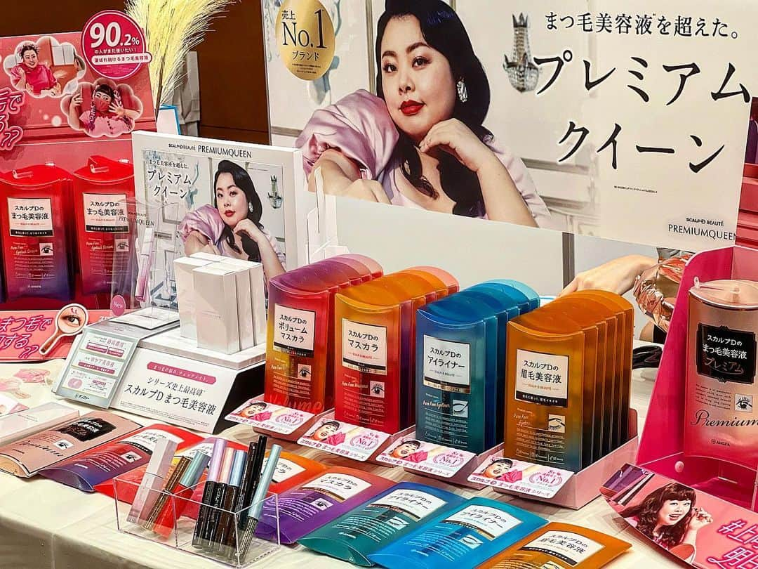 能美黎子さんのインスタグラム写真 - (能美黎子Instagram)「・ 先日、話題の商品が目白押しの #インフルエンサーミートアップ へお伺いしました。  またも気になるアイテムがたくさんあったので、 ご紹介。  ✔︎ #アドライズ　@taisho_beauty  →30代からの本気で乾燥やくすんだ肌を 改善したい人向けのスキンケア。 製薬会社が開発しているアイテムだから、本当に良い。  ✔︎ @osmic_jp #オスミックトマト このトマトがね、本当に甘くて美味しい🍅 甘みと旨味がぎゅぎゅっと詰まっていて、 最高すぎて美味しさに驚きました！ これはまた買わないと。  ✔︎ @scalpd_eye  #まつ毛はやっぱりスカルプD →マツエクを辞めてから、まつ毛育毛に力を入れているのだけど、スカルプDはコスパも良くてお気に入り。 個人的には、最高峰のプレミアクイーンが気になるな。  ✔︎ @drinkmate_japan  #drinkmate このゴミ箱が凄かった！ 動画で撮ったので良かったらご覧下さい！ スマートトラッシュボックス「townew」。 人感センサーでフタを自動開閉するだけじゃなくて、 面倒なゴミ袋の密閉も自動でやってくれちゃう 夢のようなゴミ箱。  ✔︎ @lunchgoods.skater  #スケーター公式インスタグラム アルミ製製菓シリーズがおうち時間を とっても楽しませてくれそう。 可愛くて思わず見入ってしまいました。  ✔︎ @brilliage_official   #ブリリアージュ 嶋田ちあきさんがプロデュースしたコスメ。 以前化粧下地を愛用していたのですが、 また使ってみようかなと思ったコスメ。  ✔︎ @cellessenseofficial #CELLESSENSE 『ヒト幹細胞培養液』の中の ヒト歯髄由来の幹細胞培養上清液を配合した 次世代型のスキンケアブランド。  ✔︎ #ドールフルーツカップ @dole.sunshine.jp  マンゴーが最高に美味しくて好き。  ✔︎ #ハイアール　@haier_japan  業界初の前開き式冷凍庫。 冷凍庫がすぐいっぱいになってしまって、 別で冷凍庫があれば良いのにと何度思ったことか。 これは凄い良さそうでとても気になる！  #beyondmag#stellabeaute#ソヤファームクラブ#PR#コスメコンシェルジュアンバサダー #コスメコンシェルジュ #コスメ紹介 #新商品情報 #新作コスメ #30代美容 #話題の商品 #おすすめ #コスメ情報#おうち時間#おうち時間を楽しむ #おうち家電 #お家時間を楽しむ #美味しいもの #秘書の手土産 #手土産にオススメ」7月1日 19時17分 - reikonohmi