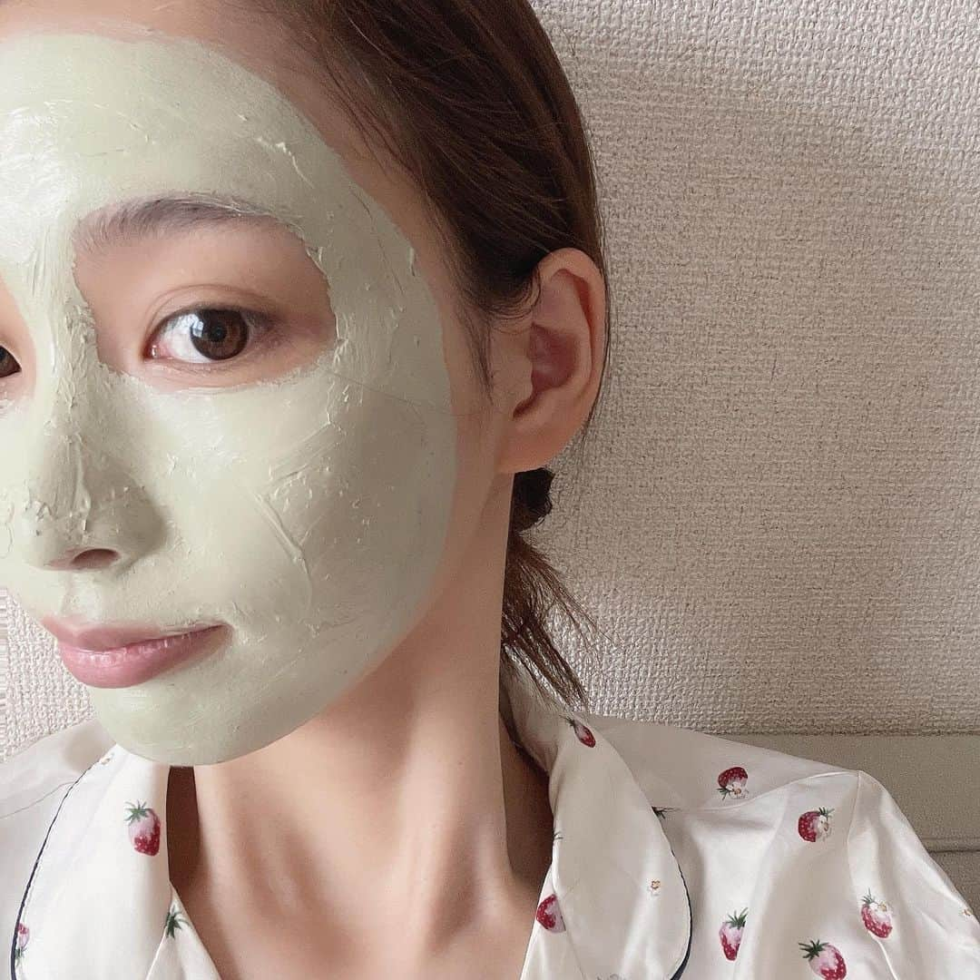 鈴元まいさんのインスタグラム写真 - (鈴元まいInstagram)「奇跡パックで週に1度のスペシャルケア🤤🌿 ⁡ @vtcosmetics_official  @vtcosmetics_japan  ・CICAカプセルマスク ・CICAマイルドトナーパッド ・CICAスポットパッチ をお試しさせていただきました♡ ⁡ カプセルマスクは、柔らかいクリームで めちゃめちゃ伸びが良くて感動🥺 毛穴、角質ケアができて 洗い上がりはつるんとなめらかに、水分も補われて この暑さで疲れ気味だったお肌が生き返る感覚です🍃 コンパクトな個包装で衛生的なのも嬉しい✨ ⁡ トナーパッドは1枚でさっぱりとして角質ケアに、 スポットパッチはニキビができちゃったときのお守りとして持っておきたいひとつ💓 ⁡ #奇跡パック#スペシャルケア#ご褒美ケア#カプセルマスク#クレイマスク#毛穴ケア#ブラックヘッド#1日1CICA #VTコスメティックス #pr #韓国コスメ #韓国スキンケア #シカケア #コスメコンシェルジュ」7月1日 19時22分 - mai_suzumoto