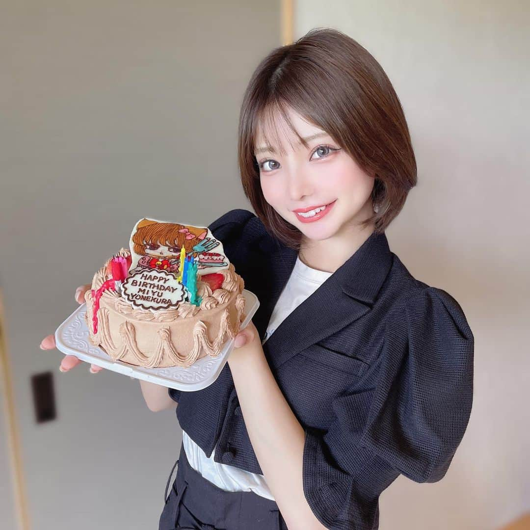 米倉みゆさんのインスタグラム写真 - (米倉みゆInstagram)「かんわいい誕生日ケーキ🎂 サプライズ嬉しい🥺🎀 · · · · · · · ·  · #米倉みゆ #米倉みゆ生誕祭 #生誕祭 #誕生日 #誕生日飾り付け #誕生日プレゼント #誕生日サプライズ #フラワースタンド #フラスタ #お祝い #ドレス #撮影会 #撮影モデル #幸せ #大好き #ヨシジマシウ #グレーカラコン #シースルーバング #ボブ #ボブアレンジ #韓国ヘア #韓国メイク #meltthelady #fashion #cake #birthday #happybirthday #happy #love #loveyourself」7月1日 20時27分 - yone__miyu630