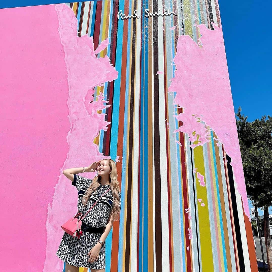 紗蘭さんのインスタグラム写真 - (紗蘭Instagram)「💗Paul Smith wall💗 LAと言えばこの壁！ってゆーイメージあるよね🥰 この日は暑すぎてフォトスポット全然人がいなくてラッキーだった💛 普段は真っピンクの壁だけど、今は少しデザインのある壁に変わってた！😳💕 上手く撮るの難しくて手こずってたら日焼けした👧🏽💦 #LA #losangeles #ロサンゼルス #ポールスミス #paulsmith」7月1日 20時36分 - saracchidayo