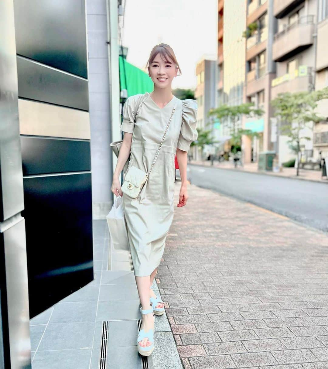 君島十和子さんのインスタグラム写真 - (君島十和子Instagram)「・広尾商店街  ・美容誌の撮影のスタジオ前です。  ・グレージュ祭り💖 ワンピース 新色ショッパー パソコン持ち歩きバックが偶然にも 同じ色味。 サラッとしたくすみカラーも リラックスできて良いですね。 とにかく暑いから😵 仕事の時は 身体にまとわりつかなくて、 動き易い服を選んでます。 (そして家で洗える！)  他社メーカー様の製品について、たくさん勉強する機会に恵まれている最近！！幸せ💖✨💖✨ (1枚目の写真をタップして頂きますと、それぞれのブランドをタグ付けさせて頂いてます🙇‍♀️) #ftcbeauty #君島十和子 #アラカン美容#アラカンスキンケア#アラカンコーデ#着たいものを着る #シートマスク愛＃語る全成分#メンタルヘルス#腸活#腸活」7月1日 21時29分 - ftcbeauty.official