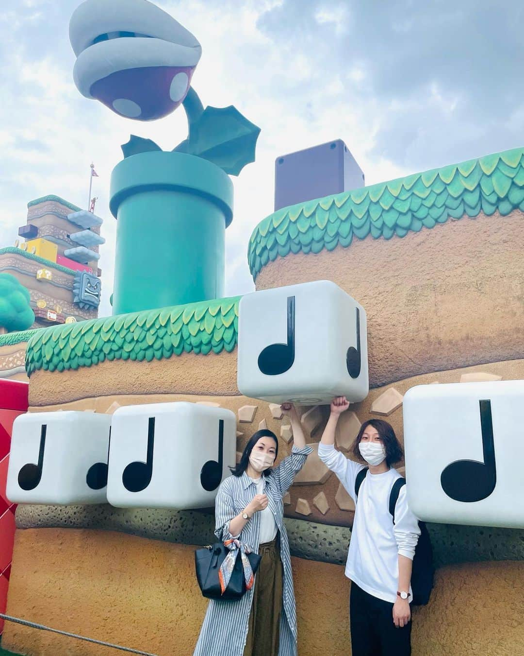 森田まりこさんのインスタグラム写真 - (森田まりこInstagram)「先月ラジオの📻スタッフさん達とユニバに行ってきました！ #かめばかむほど亀井希生です 運良く空いてる日だったので、ノンストップではしゃぎ回ってほぼ全制覇できたよ。 ・ ハリーポッター大好きなので張り切って自前のハリポタグッズ持って行ったわよ。かめかむメンバーの皆さんからいただいた百味ビーンズのポシェットもぶら下げていったよ。クルーの皆さんにいっぱいポシェット褒められたよ。１つだけ残念やったのは、こんなにも大好きやのに、杖を使ってうまく呪文を唱えたら「パッカーン！！」って勢いよく開くはずのトランクが、何度やっても「カタン」くらいしか開かなかった事だよ。あーん魔女失格ね！」7月1日 21時50分 - morita.mariko