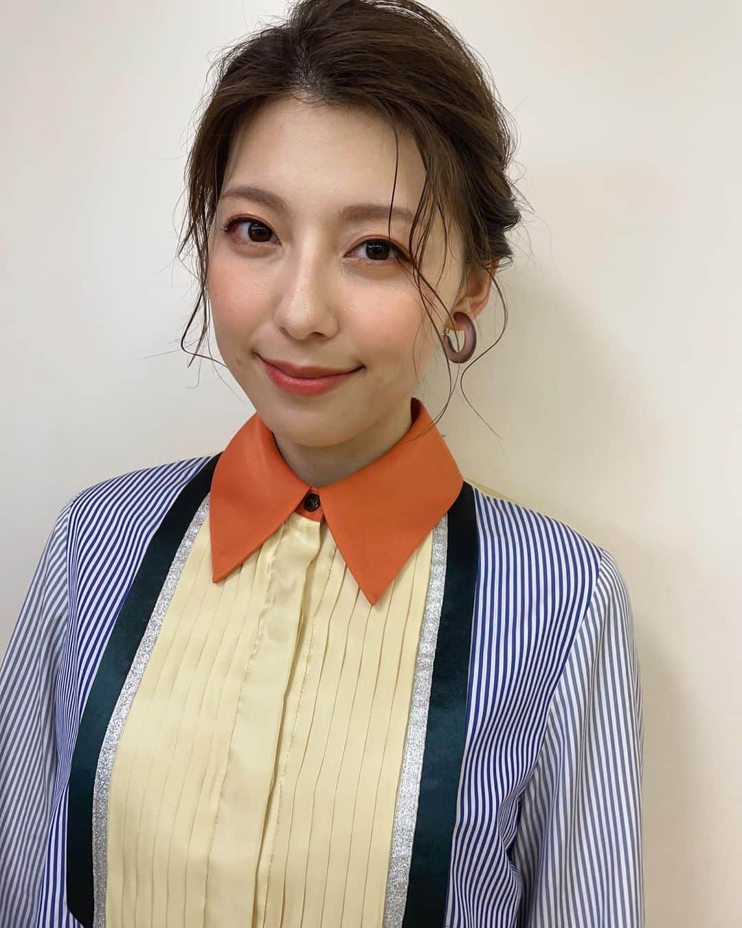 上村彩子さんのインスタグラム写真 - (上村彩子Instagram)「. . Pick up！BS -TBS 7月はこちらの衣装です🧡💛  結婚式場でアルバイトをしていた時 こんな服を着ていたなと思い出しました🤵‍♀️ お皿4枚持ちは怖くてできなかったな…」7月1日 22時35分 - saekokamimura