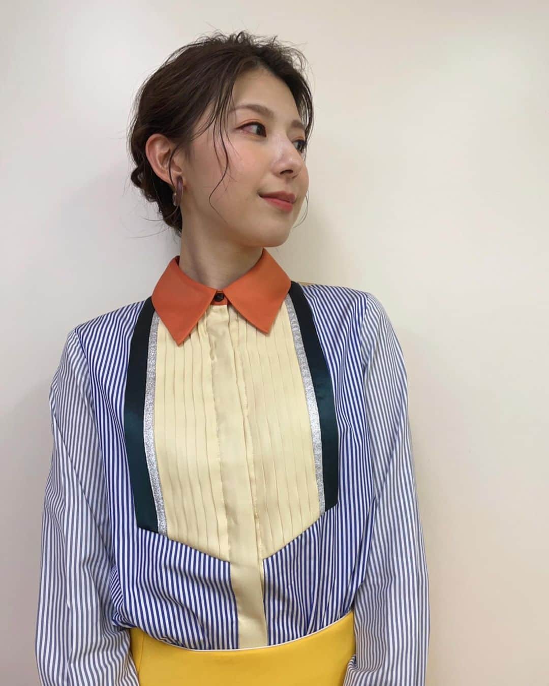 上村彩子さんのインスタグラム写真 - (上村彩子Instagram)「. . Pick up！BS -TBS 7月はこちらの衣装です🧡💛  結婚式場でアルバイトをしていた時 こんな服を着ていたなと思い出しました🤵‍♀️ お皿4枚持ちは怖くてできなかったな…」7月1日 22時35分 - saekokamimura