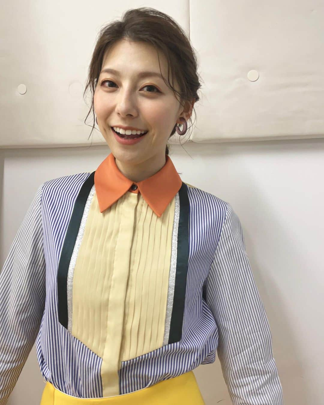 上村彩子さんのインスタグラム写真 - (上村彩子Instagram)「. . Pick up！BS -TBS 7月はこちらの衣装です🧡💛  結婚式場でアルバイトをしていた時 こんな服を着ていたなと思い出しました🤵‍♀️ お皿4枚持ちは怖くてできなかったな…」7月1日 22時35分 - saekokamimura