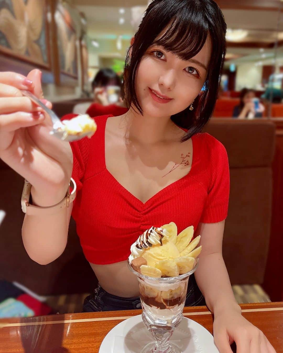 九条ねぎ あぴるさんのインスタグラム写真 - (九条ねぎ あぴるInstagram)「彼女とデートなう　みたいな写真🥰(妹が撮影しているけど笑)  毎日好きなもの食べてお酒を飲んでいても痩せをキープできているのは、 必ず10〜30分は筋トレを朝か夜にしている！　 最初は面倒でも毎日続けていると、筋トレしないことが歯磨きしないくらいの気持ち悪さになるの。何事も続けることが大切です✨  半年以上飲み続けている、 @jaimdangjp  の空肥丸のおかげもある😳絶対！ 韓国にあるダイエット専門漢医院の漢方薬です。 処方前にオンライン診察もしてくれて、しばらく飲んでから身体に合わないかもと相談したら次回レベルを下げましょうと言ってくれたり安心できました😌  筋トレと空肥丸で去年9月は体脂肪33%でしたが今21%になったよ！ 食事制限と筋トレ、この二つをちゃんと行うこと大事💪  私は本当におすすめできるものしか人に伝えないのですが自任堂さんはとても信頼できるからリアル友達にもおすすめしたらみんな使用してくれて嬉しい😍❗️❗️   最近、新しくでた毛毛丸と透明丸も飲んでいます。(ちゃんと使用してから感想を書こうと思い1ヶ月飲みました) 髪の艶が出て、肌も日焼けしにくくなったきがします！✨✨ ボディは日焼け止めあまり塗っていないのに、白いと言われること多いし髪も美容師さんに褒められる😳  サプリは色々飲み過ぎても体に良くないかな、と思い最近は 自任堂の漢方薬と、ビタミンC、ビオチン、飲む日焼け止め だけにしているよ！ あと必要な栄養素はなるべく食べ物でとります☺️  #美容　#美容マニア #漢方薬　#ダイエット　#ボディメイク　#筋トレ女子」7月1日 23時09分 - negi_kujyo