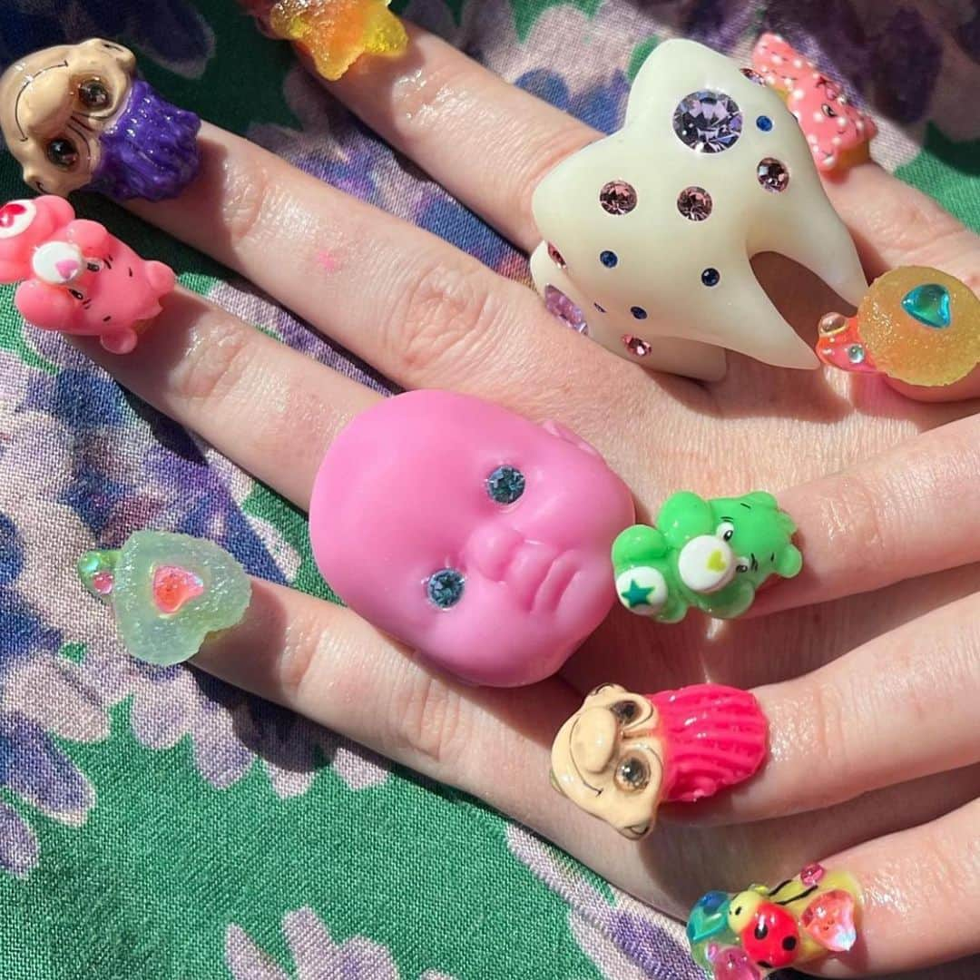 Mei Kawajiriさんのインスタグラム写真 - (Mei KawajiriInstagram)「@kristenvbateman dolls hands💖❤️🍰🍭🍬 #nailsbymei」7月1日 23時49分 - nailsbymei