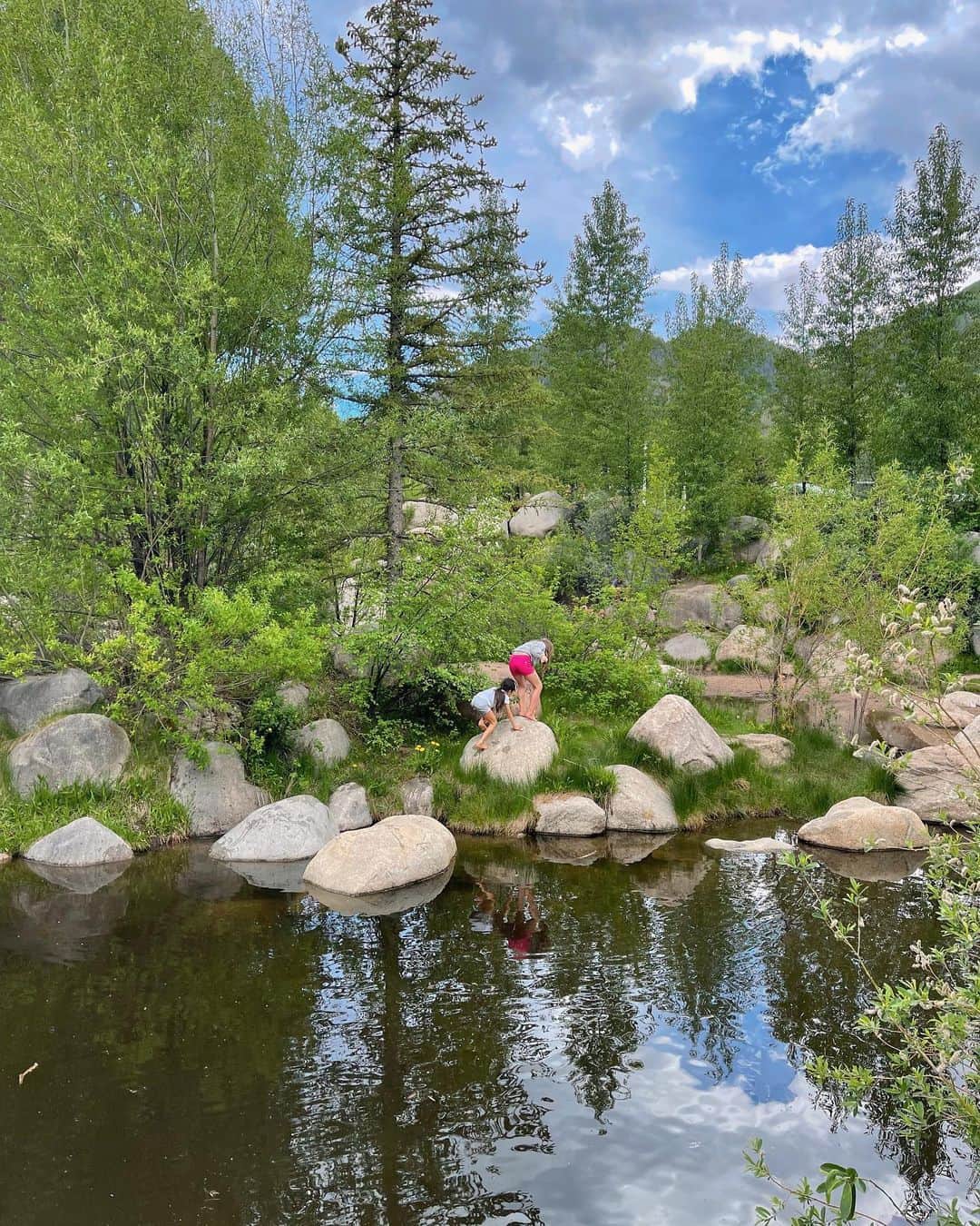 翁安芸さんのインスタグラム写真 - (翁安芸Instagram)「Gorgeous nature in Aspen…🌿  とにかく空気と自然がキレイなアスペン。 子どもたちは、水に入ったり岩を歩いたり、、虫を見つけたりととにかく楽しそう☺️😆💕💕  #mylan dress #goyard bag #nikesacai sneakers   #aspen #colorado #naturelife #akiweng」7月2日 12時12分 - akinyc