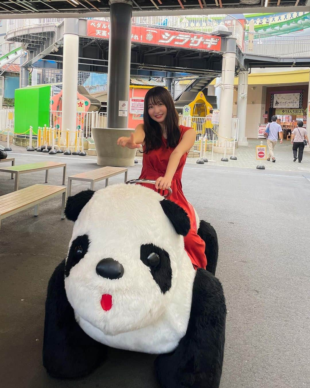 我妻ゆりかさんのインスタグラム写真 - (我妻ゆりかInstagram)「浅草花屋敷行ってきました〜！🐼  好きな遊園地で、実はめちゃくちゃ楽しい乗り物が多いことを知ってる人はどのくらいいるんだろう？🎢🎡  実はめちゃくちゃお化け屋敷のクオリティが高いことを知ってる人はどれくらいいるんだろう？🐼  入場料が千円ほどでチケット一枚100円で11枚セットで十分楽しめちゃうことを知ってる人はどれくらいいるんだろう？🐼  私は浅草花屋敷がめちゃくちゃ大好きなのだ〜〜！！  どのアトラクションにも子供に戻ったつもりで全力で挑むのが楽しむ秘訣だよ！  #遊園地」7月2日 12時41分 - wagatsuma_yurika