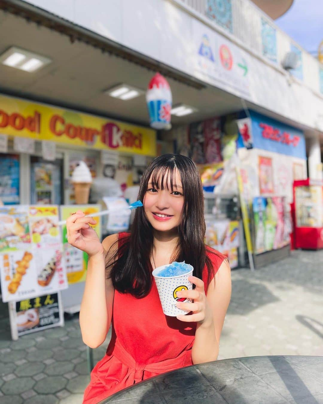 我妻ゆりかさんのインスタグラム写真 - (我妻ゆりかInstagram)「浅草花屋敷行ってきました〜！🐼  好きな遊園地で、実はめちゃくちゃ楽しい乗り物が多いことを知ってる人はどのくらいいるんだろう？🎢🎡  実はめちゃくちゃお化け屋敷のクオリティが高いことを知ってる人はどれくらいいるんだろう？🐼  入場料が千円ほどでチケット一枚100円で11枚セットで十分楽しめちゃうことを知ってる人はどれくらいいるんだろう？🐼  私は浅草花屋敷がめちゃくちゃ大好きなのだ〜〜！！  どのアトラクションにも子供に戻ったつもりで全力で挑むのが楽しむ秘訣だよ！  #遊園地」7月2日 12時41分 - wagatsuma_yurika