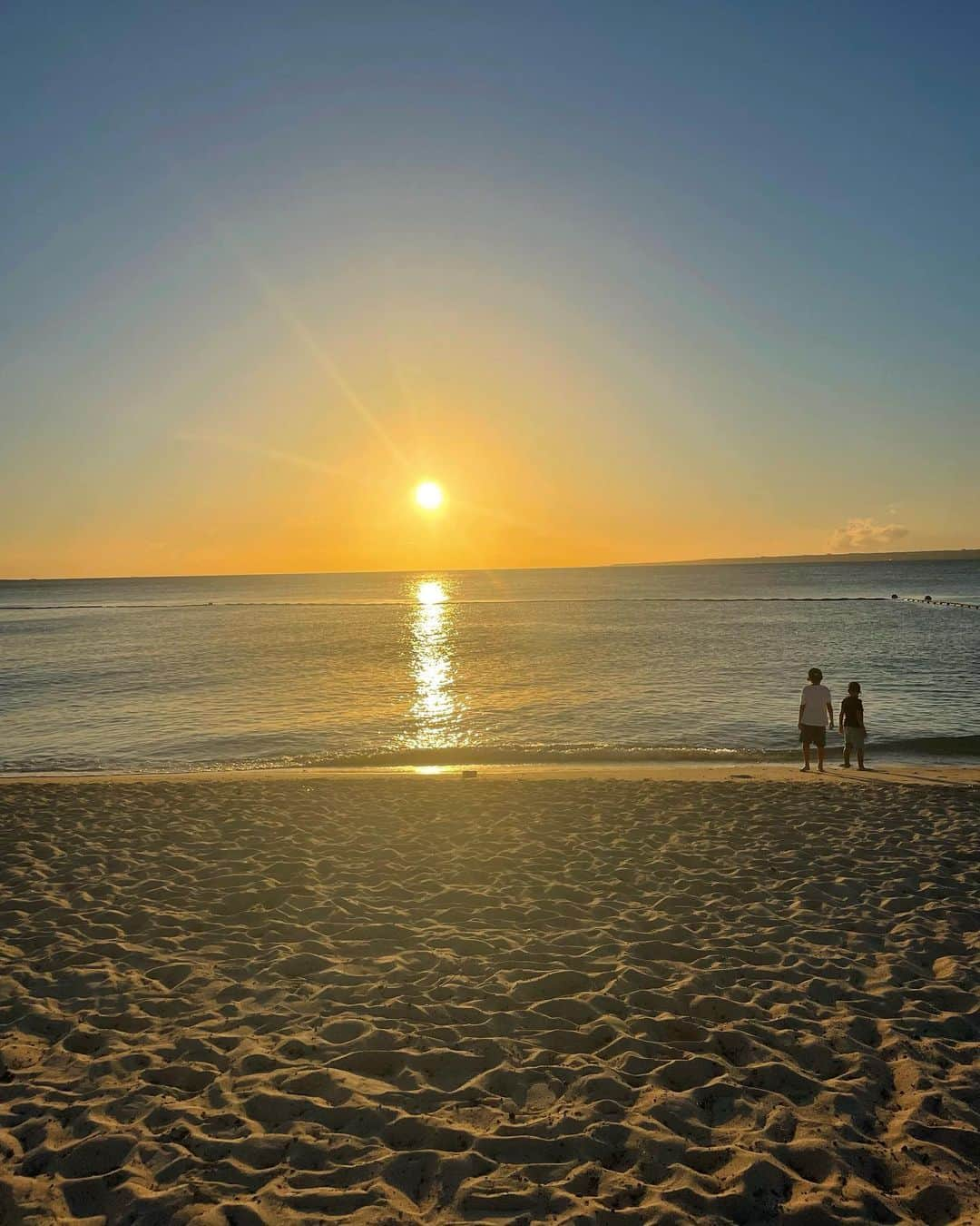 我妻ゆりかさんのインスタグラム写真 - (我妻ゆりかInstagram)「綺麗な夕焼けが見れたよ🌅  好きなお仕事があって、自分のお家があって、趣味があって、素を見せれる好きな友達が居て、友達みたいな家族がいて、嫌いな食べ物がなくて、大切な思い出が沢山あって、綺麗な景色見て、いろんな経験ができて、、、  今凄い充実した22歳を生きれている気がするし、無駄な出来事がないと思ってるし、凄く自分を大切にできているな〜と思っている💭  わーーーい！！！！！！！笑笑  #夕焼け#沖縄  #ゆりかの一人旅」7月2日 13時17分 - wagatsuma_yurika