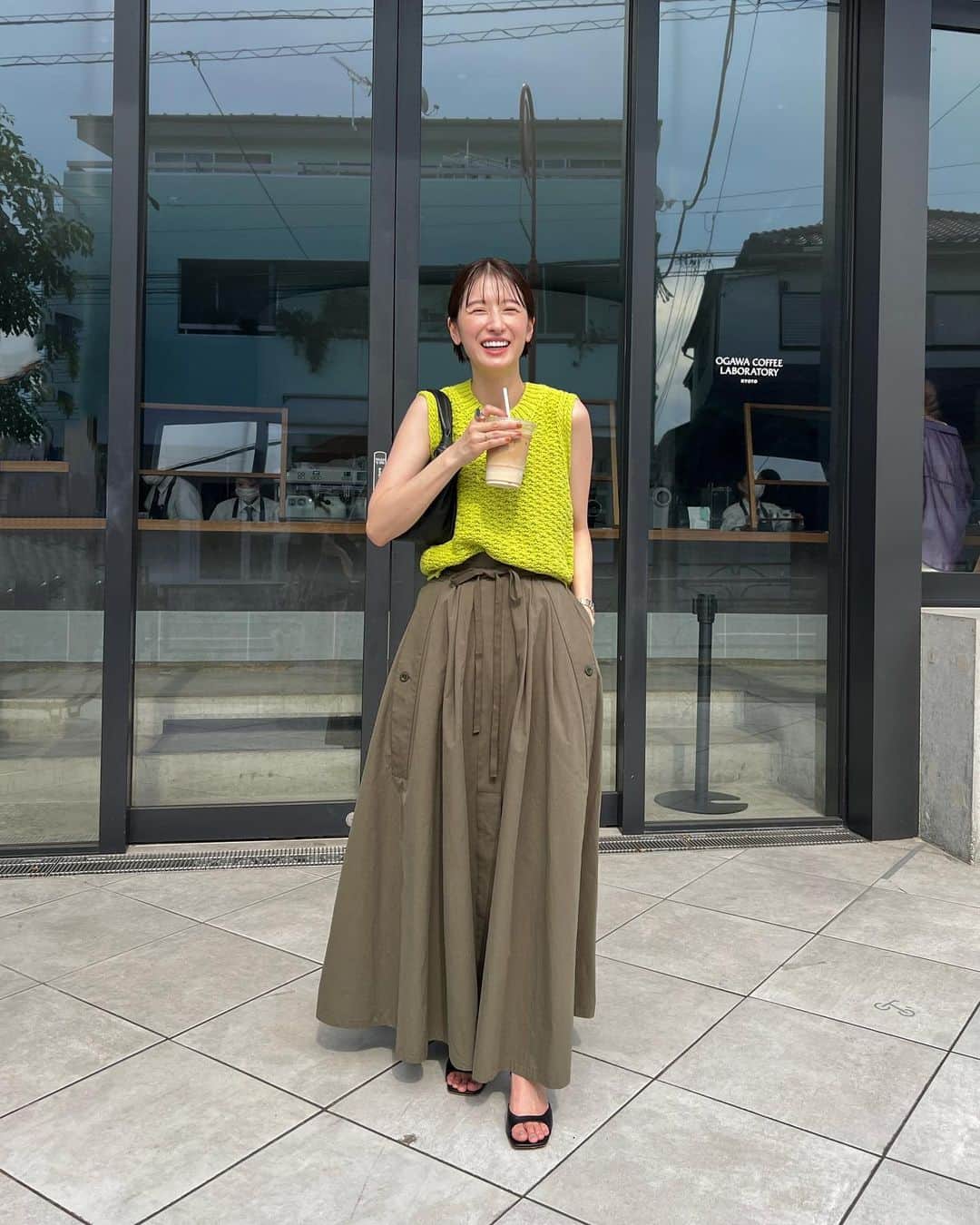 松本恵奈さんのインスタグラム写真 - (松本恵奈Instagram)「あ、つ、い、ね☀️ もぅ、カメラ向けられても全く顔がつくれません。笑笑  私の履いているミリタリースカート、こんなにボリューミーなフレアスカートなのになんとパンツになるんです！ また今度、ちゃんと紹介するね！ 今日は暑さに負けました🤯💦 ちなみにニットTOPSも私物ですが、確か今saleになってた気がします！是非、checkしてみてね！ #私服」7月2日 14時12分 - ena1123