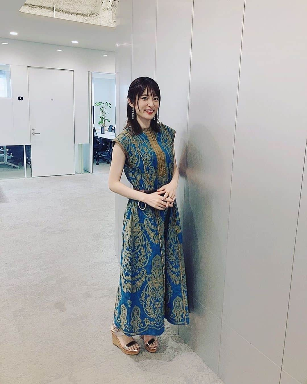 小松未可子さんのインスタグラム写真 - (小松未可子Instagram)「先日、取材があった時のふく！  ブルーでさわやか！ あまり見えないけど、 お店のジェルネイルを落とし… セルフネイルに切り替えました…  ウィークリージェルよきだね！  取材では、じっくり色々と人生振り返りました。 色々ありすぎて自分でもあとからあとからハッと思い出すことがたくさん！  取材で言葉にしてみると、自分にまた言霊のように返ってくるような気がして、 時々はこういう機会もとても大事だなと感じた次第です。  公開されたらお知らせしますね〜🌞  それにしてもあちぃ… 毎日スタバのアーモンドミルク+チョコシロップ+ハチミツ+氷をがぶがぶ飲んでます。あーうまい！  あと今日はなぜか… ランチパックのハムマヨをトーストしてカレーの海に乗せて食べる、リアルなんだかどうなんだか謎な夢を見たので  カレーを食べようかと思ったけど冷やしラーメン食べました。  なんじゃそりゃ😜」7月2日 14時52分 - mikako_komatsu