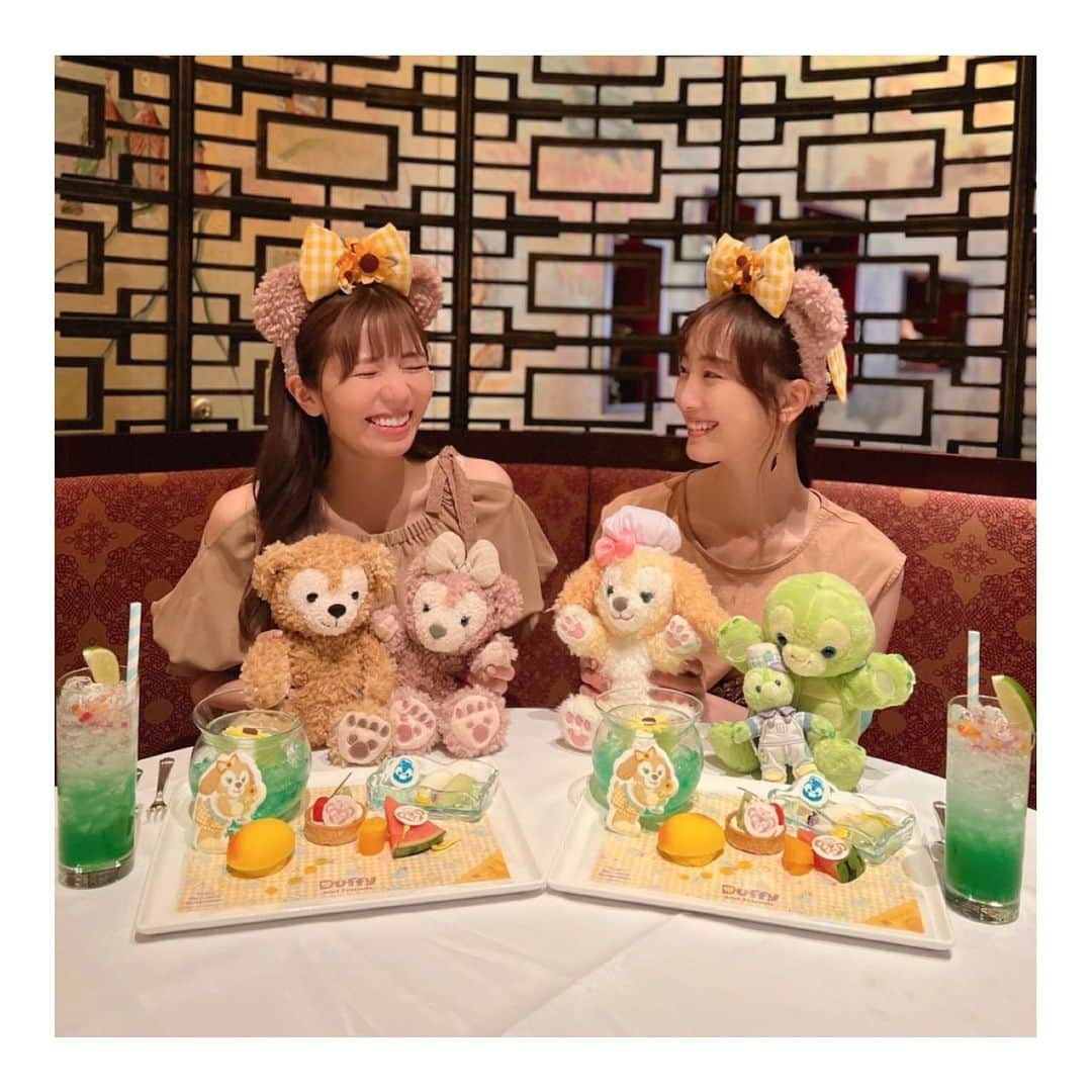 松井玲奈さんのインスタグラム写真 - (松井玲奈Instagram)「❤️🐶❤️ 　  あいにゃん( @ainyan_0302 )にシルクロードガーデンの"ダッフィー＆フレンズのテイスティー・サマー・サプライズ"チャイニーズ・ティータイムに連れて行ってもらいました(神様✨)  どれも美味しかったのですが、点心がほかほかで食べられるようになってて、エビチリバーガーとぷりぷりの翡翠餃子がとっても美味しかった！ デザートは生姜のアイスとフルーツポンチがお気に入り✨  会いすぎですねってくらい会ってもらっていますが、この日も話しが尽きなくてハピネスタイムでしたー🥺  #シルクロードガーデン」7月2日 15時55分 - renamatui27