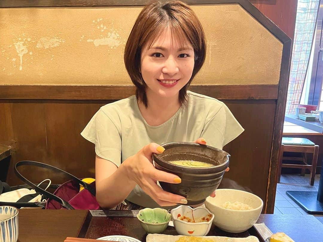 千葉真由佳さんのインスタグラム写真 - (千葉真由佳Instagram)「【暑い日のパワー飯☀️】  赤坂にある宮崎料理のお店にて... この夏1番のパワー飯を見つけてしまったのです...  ちきん南蛮定食に！！！ プラスした冷汁😭✨✨  ホカホカの麦飯とチキン南蛮を がっつり食べた後、〆の冷汁がもう...染みた... これが美味かった...  冷えた白味噌ベースの汁に きゅうりと大葉🥒 風味たっぷり🤣 これに味のりを砕いて入れたらまた味が変わるっ  麦飯おかわりして 豪快にザバァッとかけて 完食しました🤟  もう食べたい🥺 みなさんの暑い日パワー飯はなんですか〜？ 週末バテませんように！  今日のニュースもご覧いただきありがとうございました💓  #tbs#tbsnews#アナウンサー#キャスター#フリーアナウンサー#千葉真由佳#宮崎料理#チキン南蛮#でんでんでん#赤坂グルメ#赤坂駅#パワー飯#食べるの大好き#🍗」7月2日 17時43分 - mayuka.chiba