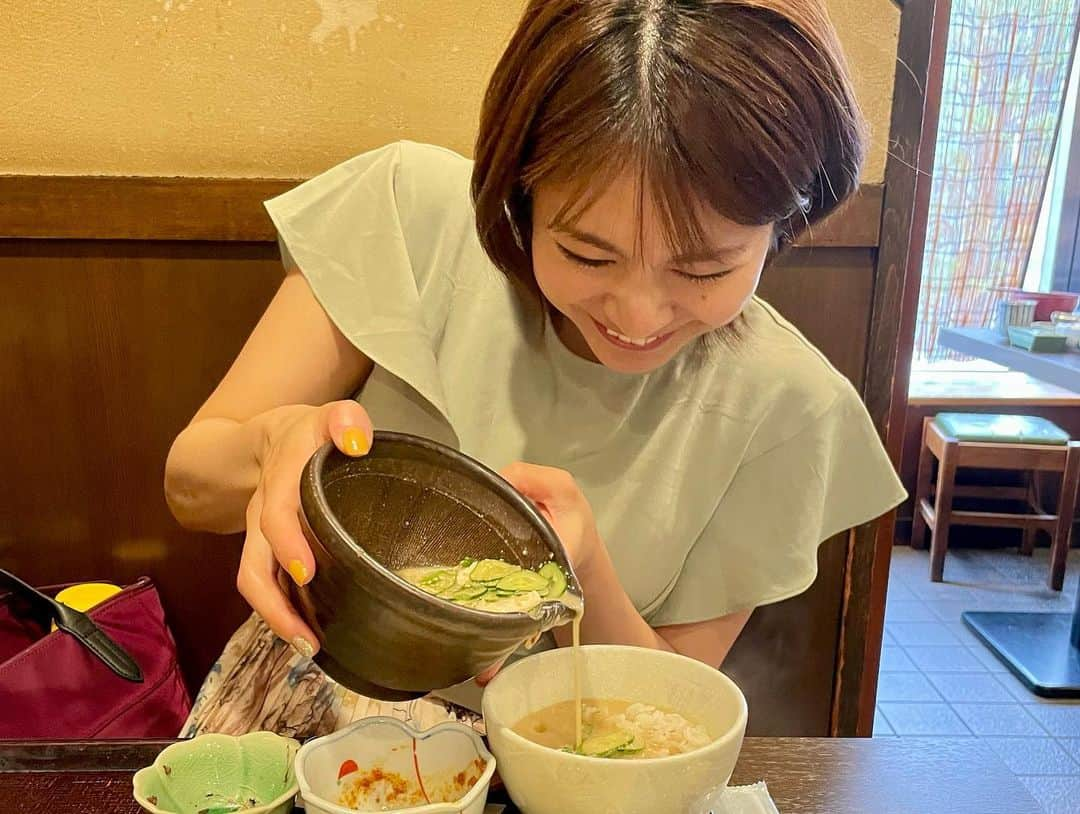 千葉真由佳さんのインスタグラム写真 - (千葉真由佳Instagram)「【暑い日のパワー飯☀️】  赤坂にある宮崎料理のお店にて... この夏1番のパワー飯を見つけてしまったのです...  ちきん南蛮定食に！！！ プラスした冷汁😭✨✨  ホカホカの麦飯とチキン南蛮を がっつり食べた後、〆の冷汁がもう...染みた... これが美味かった...  冷えた白味噌ベースの汁に きゅうりと大葉🥒 風味たっぷり🤣 これに味のりを砕いて入れたらまた味が変わるっ  麦飯おかわりして 豪快にザバァッとかけて 完食しました🤟  もう食べたい🥺 みなさんの暑い日パワー飯はなんですか〜？ 週末バテませんように！  今日のニュースもご覧いただきありがとうございました💓  #tbs#tbsnews#アナウンサー#キャスター#フリーアナウンサー#千葉真由佳#宮崎料理#チキン南蛮#でんでんでん#赤坂グルメ#赤坂駅#パワー飯#食べるの大好き#🍗」7月2日 17時43分 - mayuka.chiba