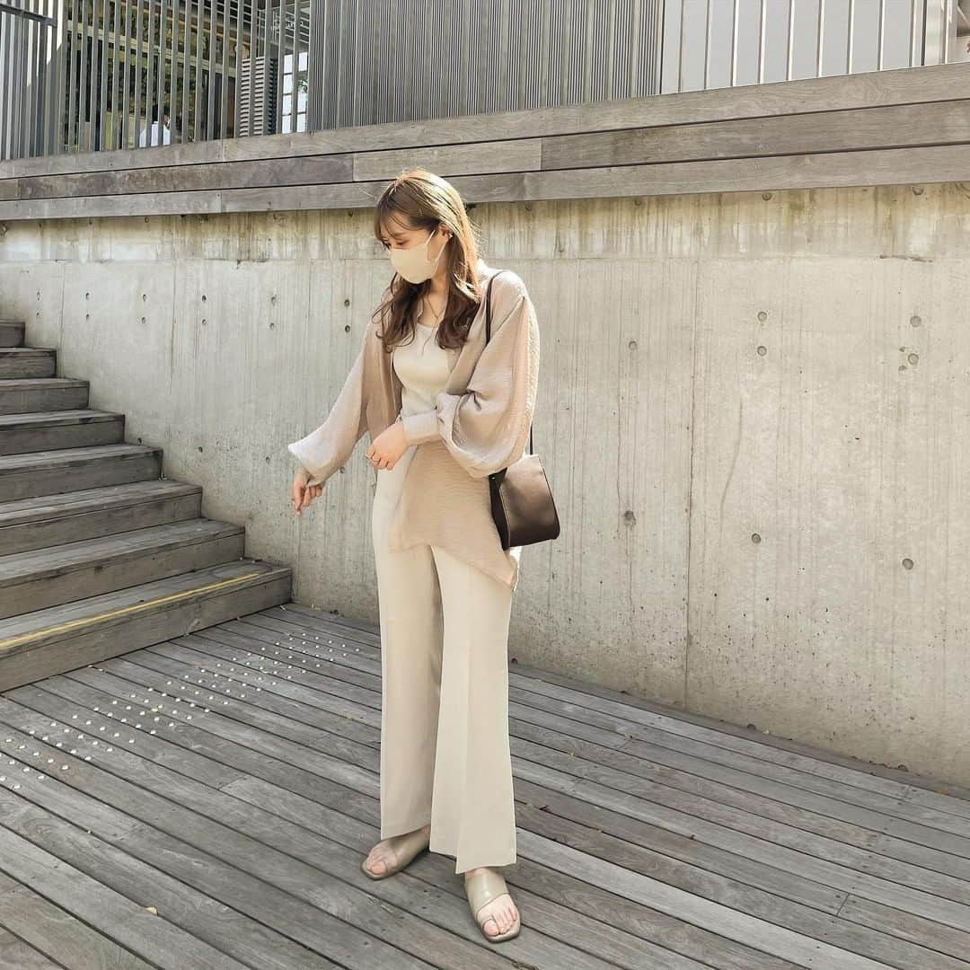 R i R y (リリー)さんのインスタグラム写真 - (R i R y (リリー)Instagram)「『#UNIQLO 神パンツ👖』　　  ユニクロの高見え神パンツをご紹介❤️ 一年中大活躍するのでおすすめです♩  by @chi______666 @ayanyan_2  ✴︎---------------✴︎---------------✴︎  ▶▶掲載する写真を募集中📸 カワイイ写真が撮れたら、@velle.jp をタグ付けするか、ハッシュタグ #velle_jp をつけて投稿してみてね♪  velle編集部と一緒にカワイイで溢れるvelleを創っていこう😚🤍  ✴︎---------------✴︎---------------✴︎ #プチプラファッション #ユニクロ #ユニクロコーデ #ユニクロ購入品 #低身長コーデ #guコーデ #着回しコーデ #フレアパンツ #購入品紹介 #細見え　#プチプラコーデ #155cmコーデ #骨格ウェーブ  #センタープレスストレートパンツ　#カットソーカラーフレアスラックス #イージーフレアパンツ #ドレープフレアパンツ #フレアパンツ #フレアハイライズジーンズ #神デニム」7月2日 18時00分 - velle.jp