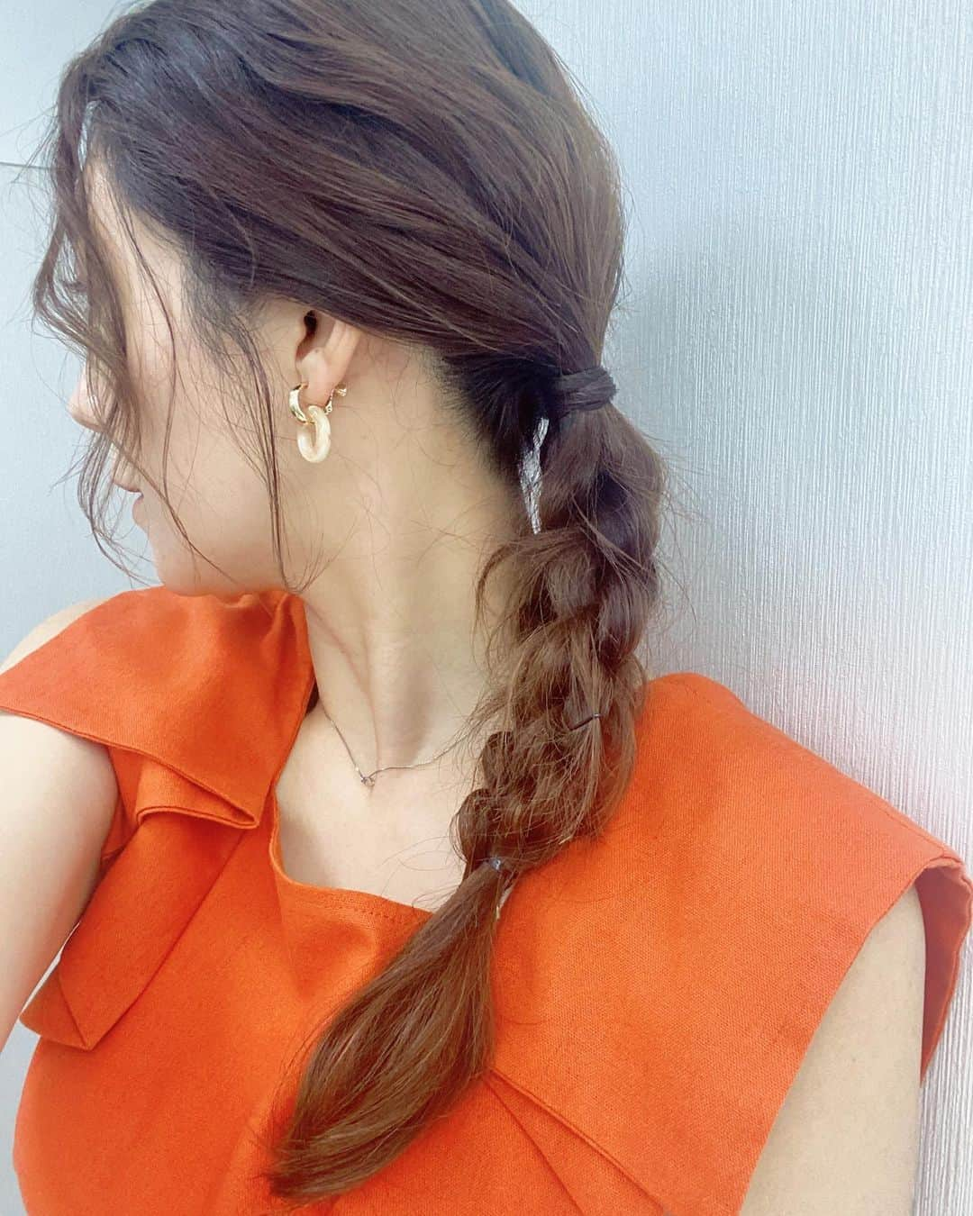 穂川果音さんのインスタグラム写真 - (穂川果音Instagram)「hairstyle  編み下ろしかな🤔多分！  #ヘアアレンジ　#ヘアスタイル　#編み下ろし　#イヤリング　#hairstyle #hairarrange #earrings #まとめ髪　#編み下ろしアレンジ　#前髪アレンジ 　#7月コーデ　#夏コーデ　#おしゃれっぽ #アナウンサーコーデ  #アベプラ　#お天気キャスター　#猛暑日コーデ」7月2日 18時32分 - hokawakanonn