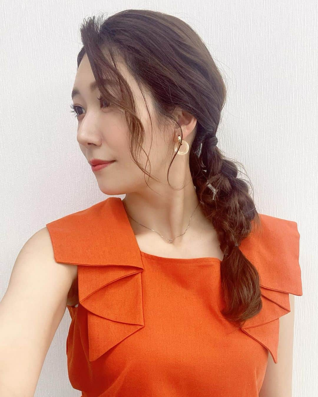 穂川果音さんのインスタグラム写真 - (穂川果音Instagram)「hairstyle  編み下ろしかな🤔多分！  #ヘアアレンジ　#ヘアスタイル　#編み下ろし　#イヤリング　#hairstyle #hairarrange #earrings #まとめ髪　#編み下ろしアレンジ　#前髪アレンジ 　#7月コーデ　#夏コーデ　#おしゃれっぽ #アナウンサーコーデ  #アベプラ　#お天気キャスター　#猛暑日コーデ」7月2日 18時32分 - hokawakanonn