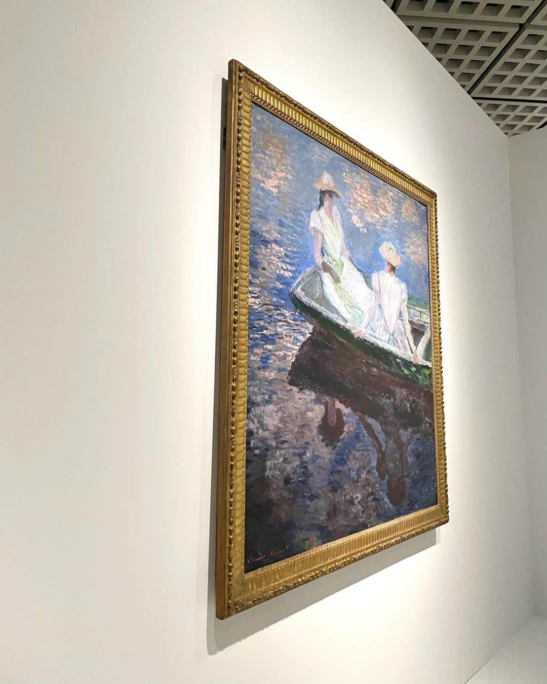 森千晴さんのインスタグラム写真 - (森千晴Instagram)「リニューアルした上野の国立西洋美術館に行ってきました🤍 だからかき氷は上野のお店です！  「自然と人のダイアローグ展」  どれも素敵だったんですが、、、 二枚目の《モンタナ湖から眺めたヴァイスホルン》はフェルディナント・ホドラーの作品！  私が中学生のころ、 同じく国立西洋美術館で開催された「ホドラー展」で出会ったホドラーに久しぶりに再会しました😆  人間と自然の力強さと美しさを 目覚めるような彩度で描かれた作品たちに 感動した、頭の片隅にあった記憶が 蘇ってくる🥹  その時のグッズ、《木を狩る人》のトートバッグは 通学でメインバッグに使うほど愛用していて、 テスト期間中のある日 ブラックコーヒーをこぼして シミが取れなくなったのは 今でも悲しい思い出🥲  美術館グッズを集めるのも結構好きで 今回はファイル！ 普段バッグに入れておくレシート入れに使います笑  またホドラー展やって欲しい！と 強く強く熱望します！🤩🤩  #国立西洋美術館 #indialoguewithnature #ホドラー #フェルディナントホドラー」7月2日 18時35分 - mori.chiharu
