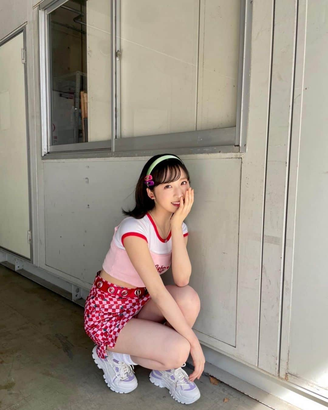 小栗有以さんのインスタグラム写真 - (小栗有以Instagram)「Y2Kファッションで "根も葉もRumor"を披露させて頂きました🌈💖  私の衣装は鮮やかで チビTシャツが可愛い~🍒🤍  #MUSICDAY #根も葉もRumor #Y2Kファッション」7月2日 18時48分 - yuioguri_1226