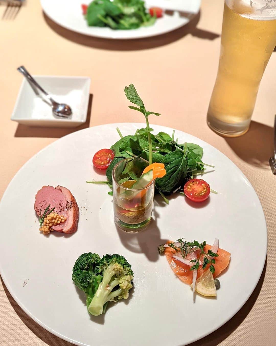 石井里奈さんのインスタグラム写真 - (石井里奈Instagram)「こんばんは🫶 ただいま東京！楽しかった大阪！ 本当に濃い大阪旅でした！ . 今日の @maison_de_luxe_sanae のポップアップもフォロワーさんが来てくれて本当に嬉しくてパワーをもらえました🔥いつもありがとう🥹💕🌸またイベントあればお知らせするね🫶 . そんな今夜はストーリーズであげたらみんな、え！？あるの！？とDMも多かったハワイの人気レストラン @arancino.osaka 🫶まさか大阪にあったなんて！！ ハワイに行けない分、大好きなウニパスタとライスコロッケ食べれて幸せすぎました🥺ビールはペローニ🍻洋服もリゾートぽかったので本当にハワイ旅行気分で楽しいディナーでした🌺✨ 今夜はゆっくり休みます🌙 . #大阪グルメ #アランチーノ #arancino #hawaii #ハワイ旅行 #ハワイ #イタリアン #osaka」7月2日 19時58分 - ri7tin1025