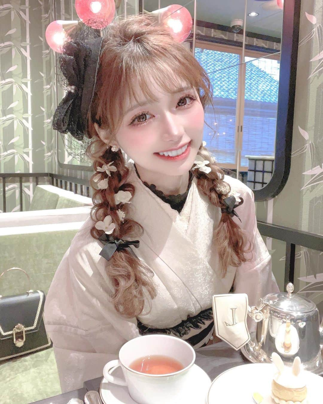 あやちゃんさんのインスタグラム写真 - (あやちゃんInstagram)「LADUREE祇園🤍  内装が和で可愛かった☕️🍃 upしてなかったショット沢山載せときます👘💕  #ラデュレ京都四条店 #ラデュレ京都四条店 #ラデュレアフタヌーンティー #ラデュレカフェ #ラデュレ祇園店 #ラデュレ京都 #京都カフェ #祇園カフェ #京都観光 #着物ヘア #京都着物レンタル #着物ヘアアレンジ #浴衣ヘアアレンジ #浴衣ヘア #浴衣コーデ #ヘアアレンジ #ツインテールアレンジ  #みっふぃー桜べーかりー #みっふぃーおやつ堂 #みっふぃー桜きっちん」7月2日 21時07分 - aya.you.love.r